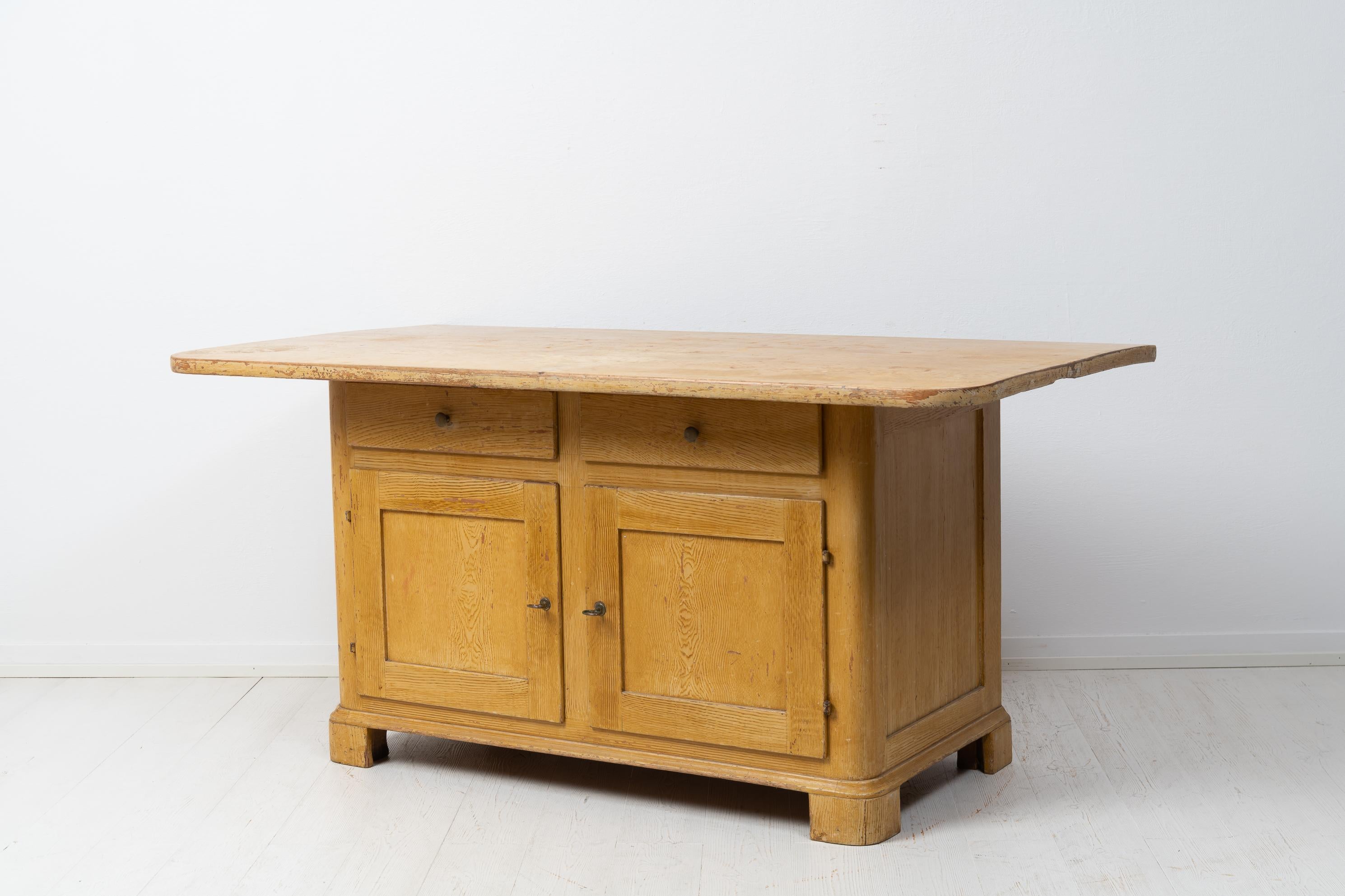 Antique Swedish Country Low Pine Sideboard In Good Condition For Sale In Kramfors, SE