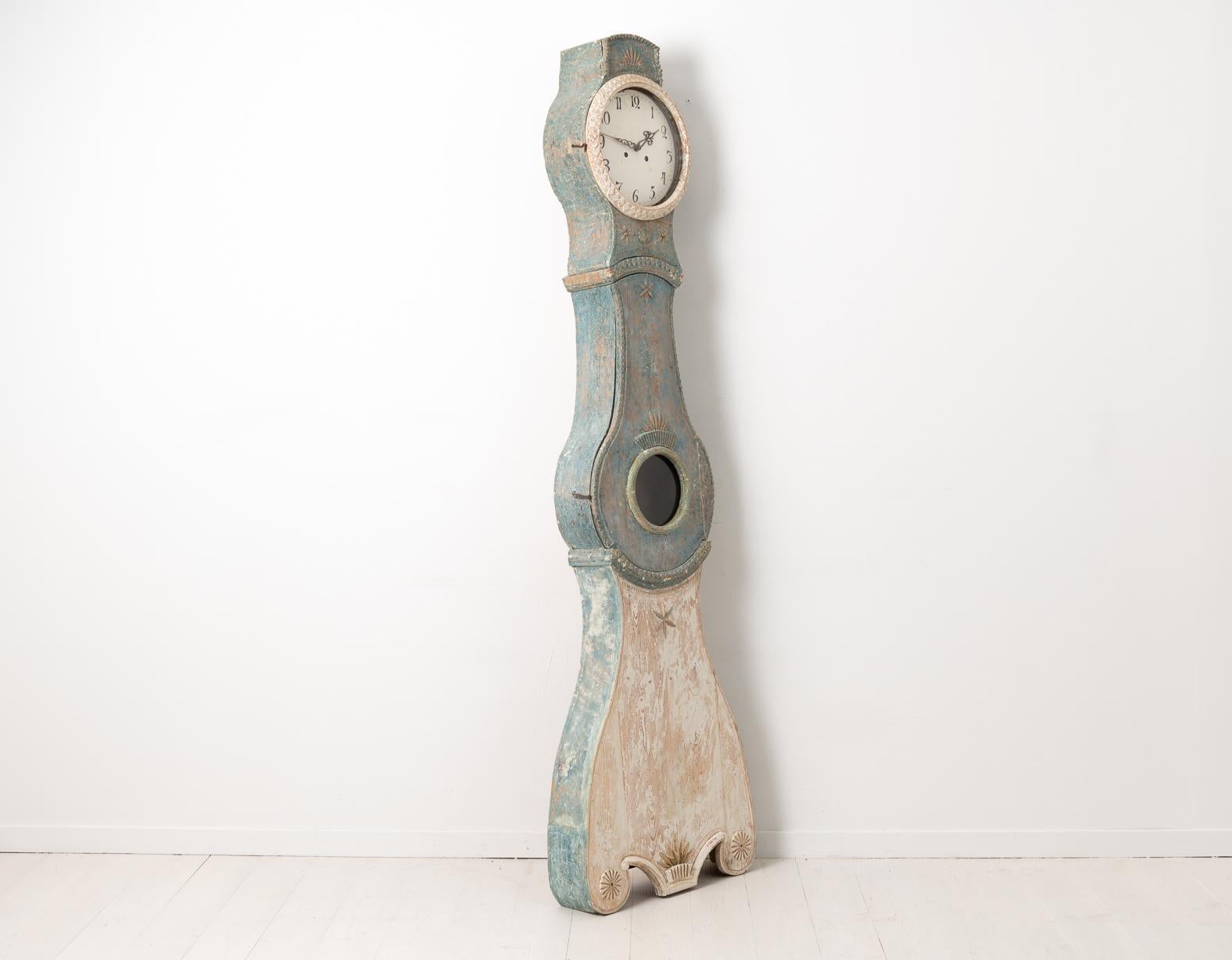 Antique Swedish Country Mora Clock in Rococo Style with Original Blue Paint In Good Condition In Kramfors, SE
