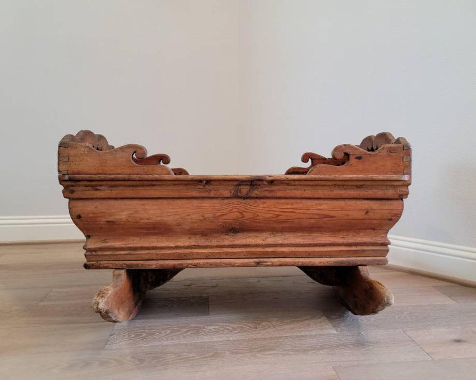 A scarce late 18th / early 19th century Gustavian Period country Swedish farmhouse pine bassinet / cradle with beautifully aged character and warm patina. 

Hand-crafted in Sweden, circa 1800, high quality rustic Scandinavian craftsmanship,