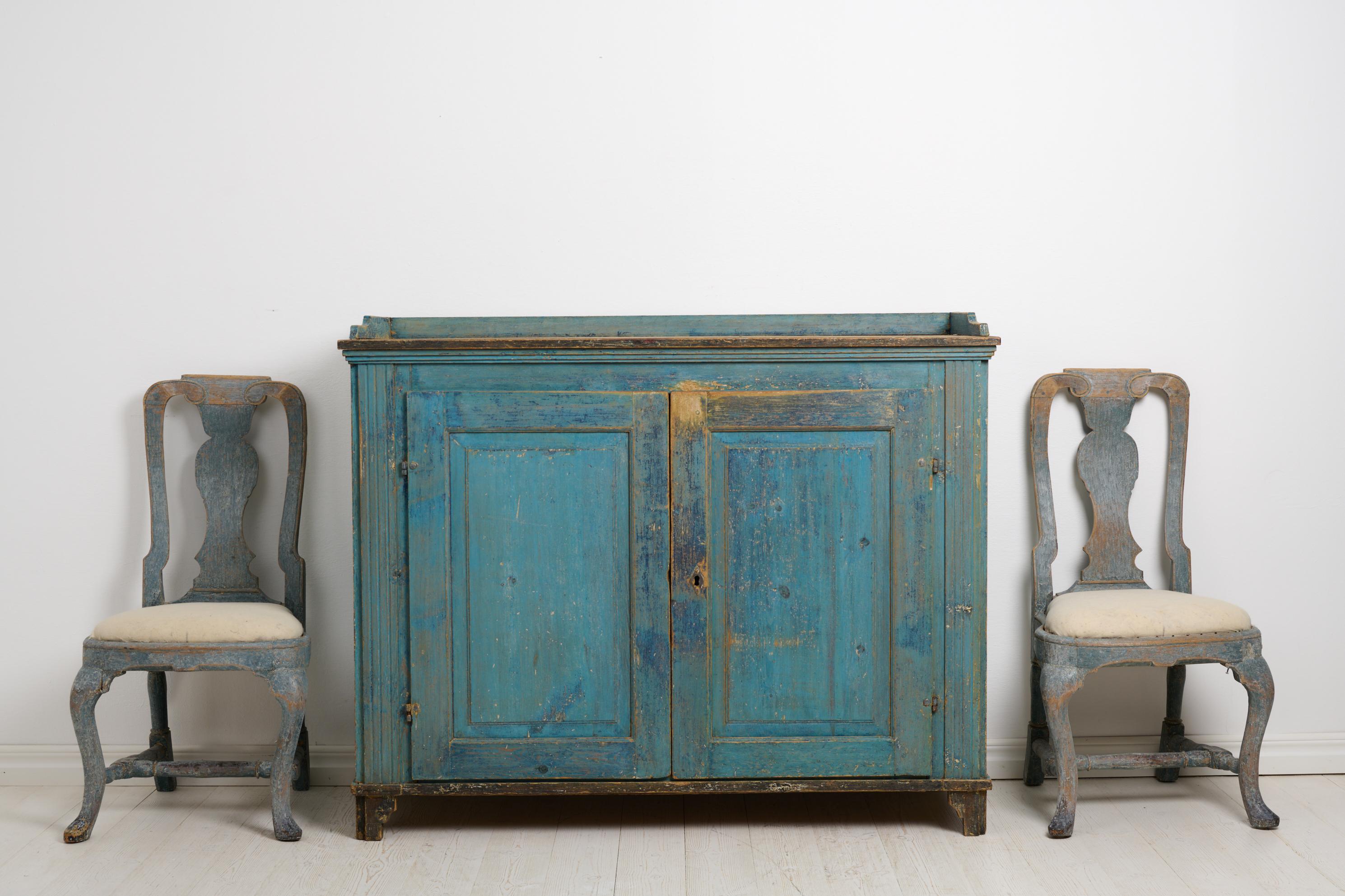 Antiguo aparador campestre sueco de la época gustaviana de finales del siglo XVIII. Fabricada en el norte de Suecia con una forma clásica y recta. Pintura azul original inusual de finales del siglo XVIII con tablero negro. Puertas dobles e interior