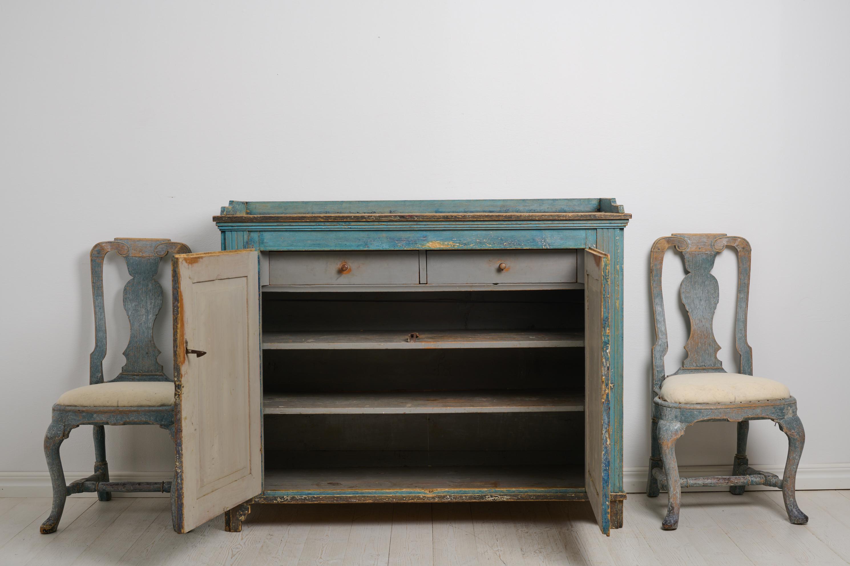 Antiguo Aparador Sueco de la Época Gustaviana con Pintura Azul Gustaviano en venta