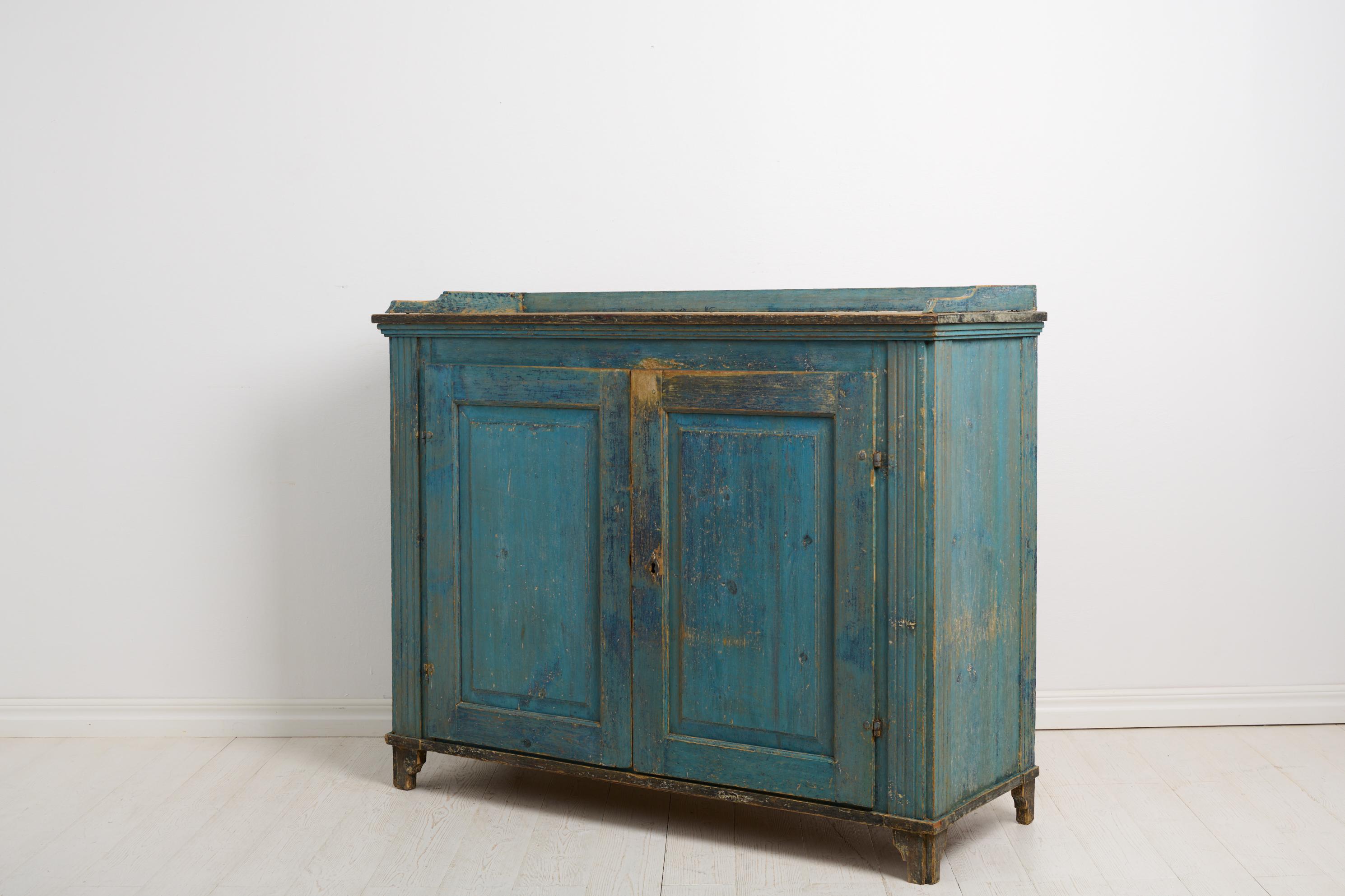 Antiguo Aparador Sueco de la Época Gustaviana con Pintura Azul en Bueno estado para la venta en Kramfors, SE