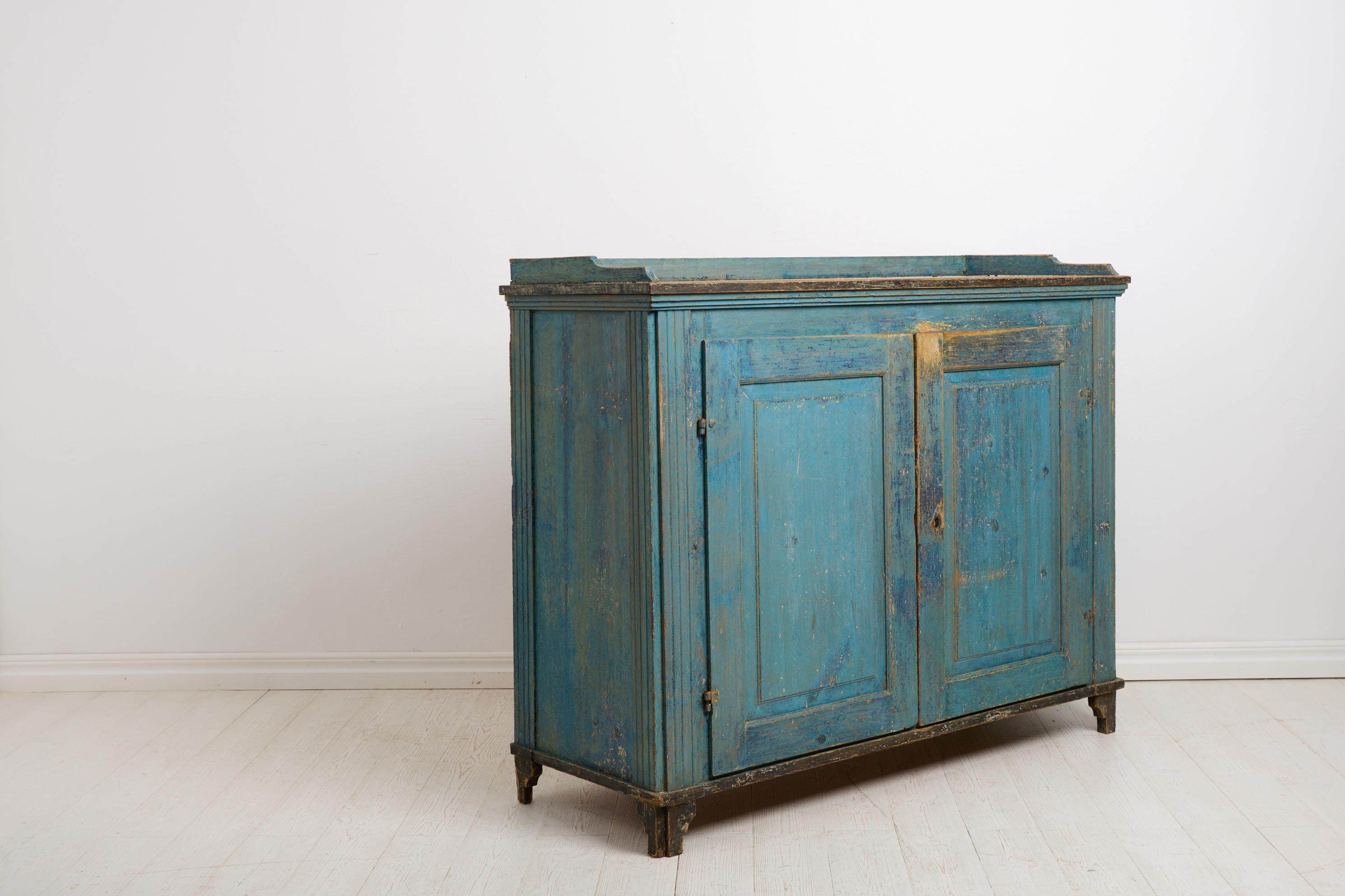 Antiguo Aparador Sueco de la Época Gustaviana con Pintura Azul siglo XVIII en venta