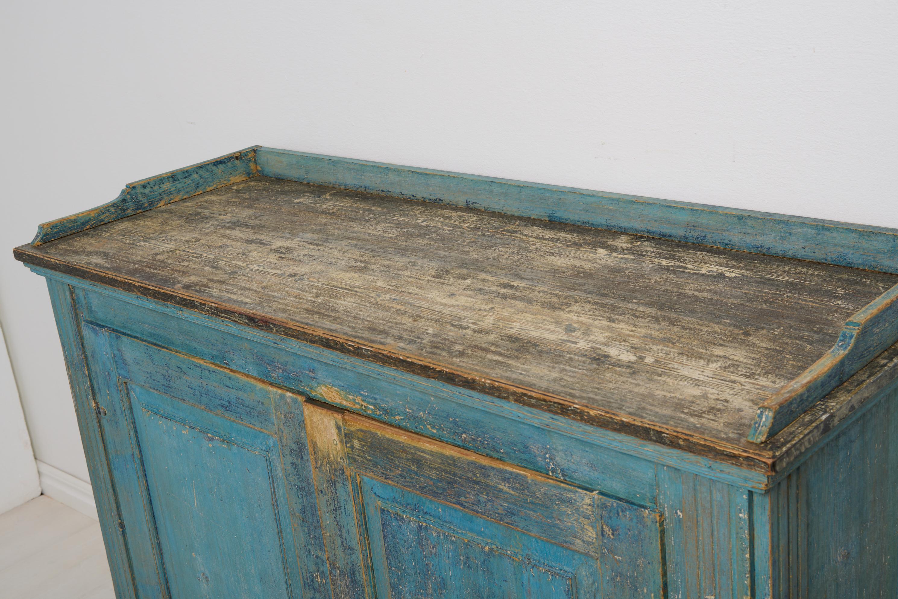 Antiguo Aparador Sueco de la Época Gustaviana con Pintura Azul en venta 1