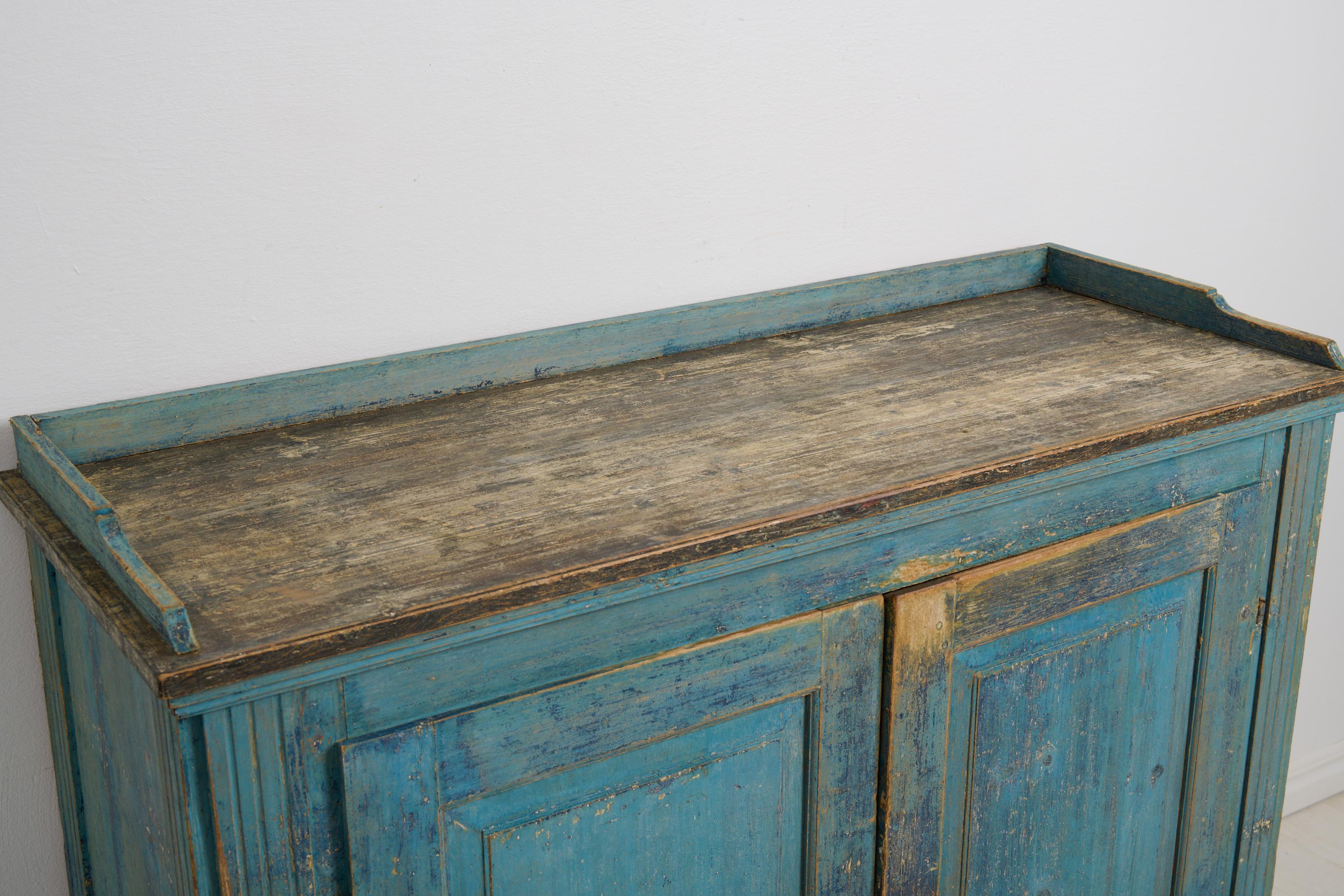 Antiguo Aparador Sueco de la Época Gustaviana con Pintura Azul en venta 2