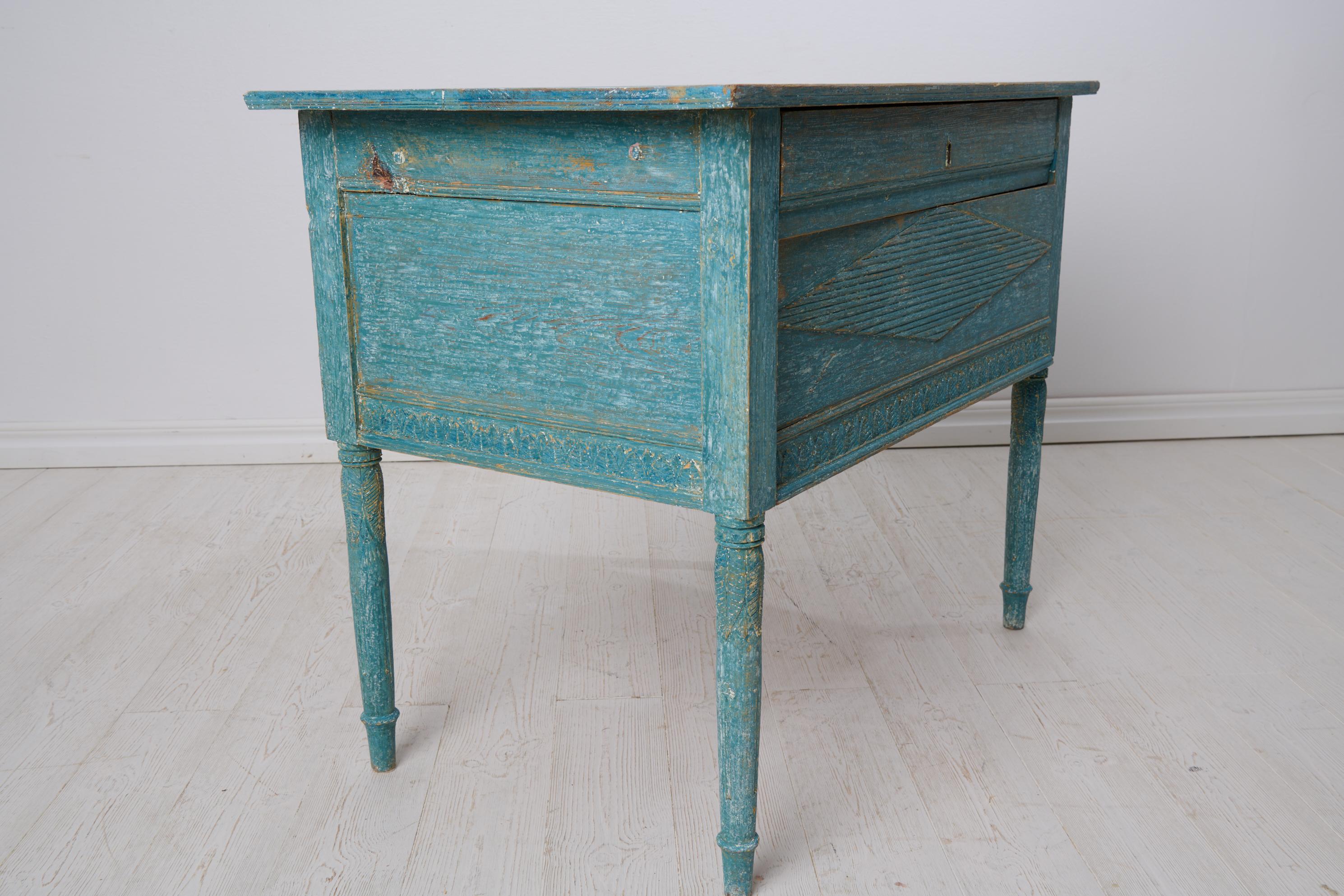 Table de campagne suédoise ancienne avec peinture bleue d'origine et décor sculpté à la main en vente 3