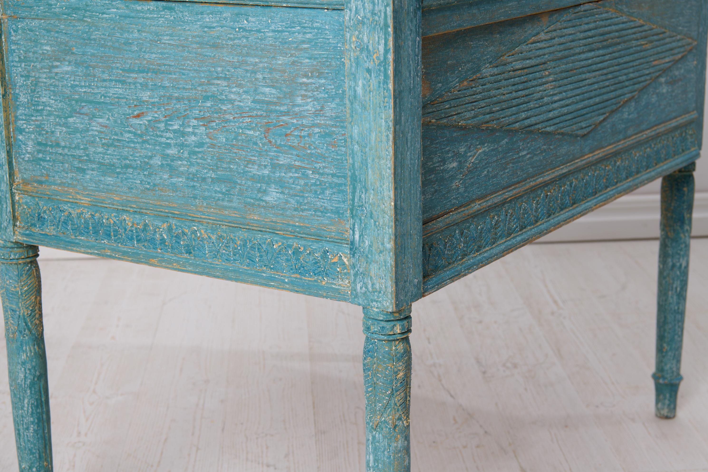Table de campagne suédoise ancienne avec peinture bleue d'origine et décor sculpté à la main en vente 4