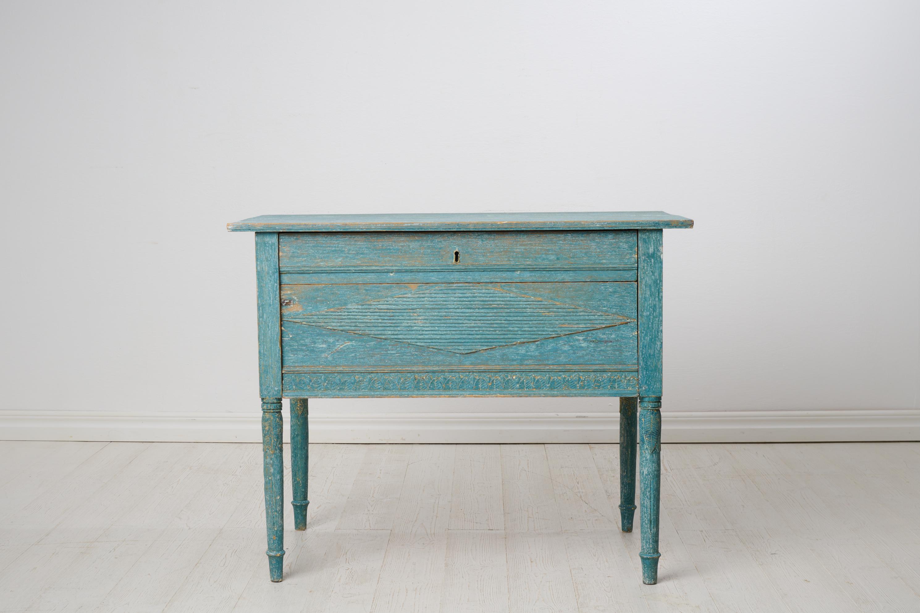 Ancienne table de campagne suédoise de la fin de la période gustavienne, vers 1810. La table est peinte en bleu d'origine - le bleu est une couleur inhabituelle car le pigment était difficile et coûteux à fabriquer. Seuls les ménages les plus riches
