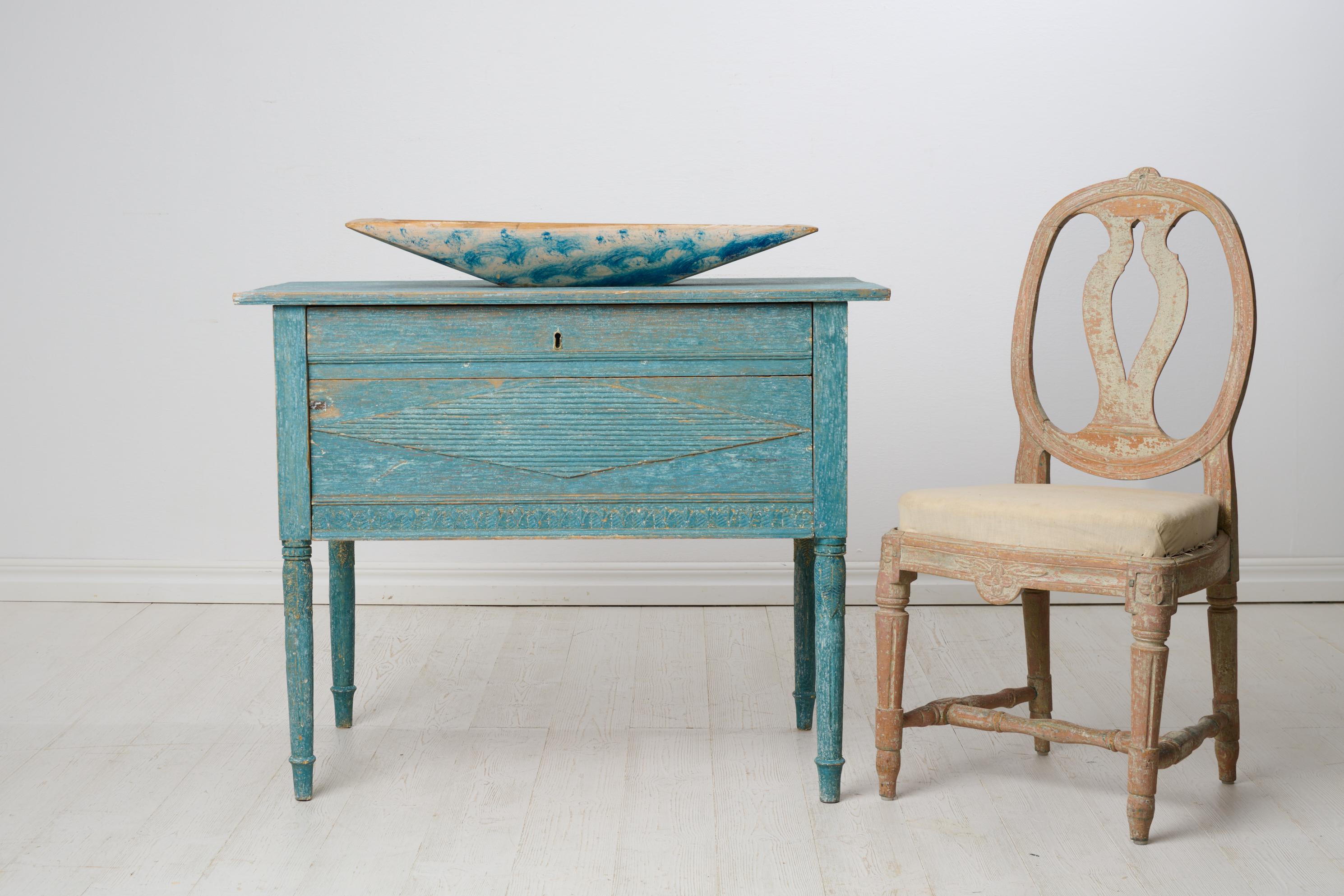 Gustavien Table de campagne suédoise ancienne avec peinture bleue d'origine et décor sculpté à la main en vente