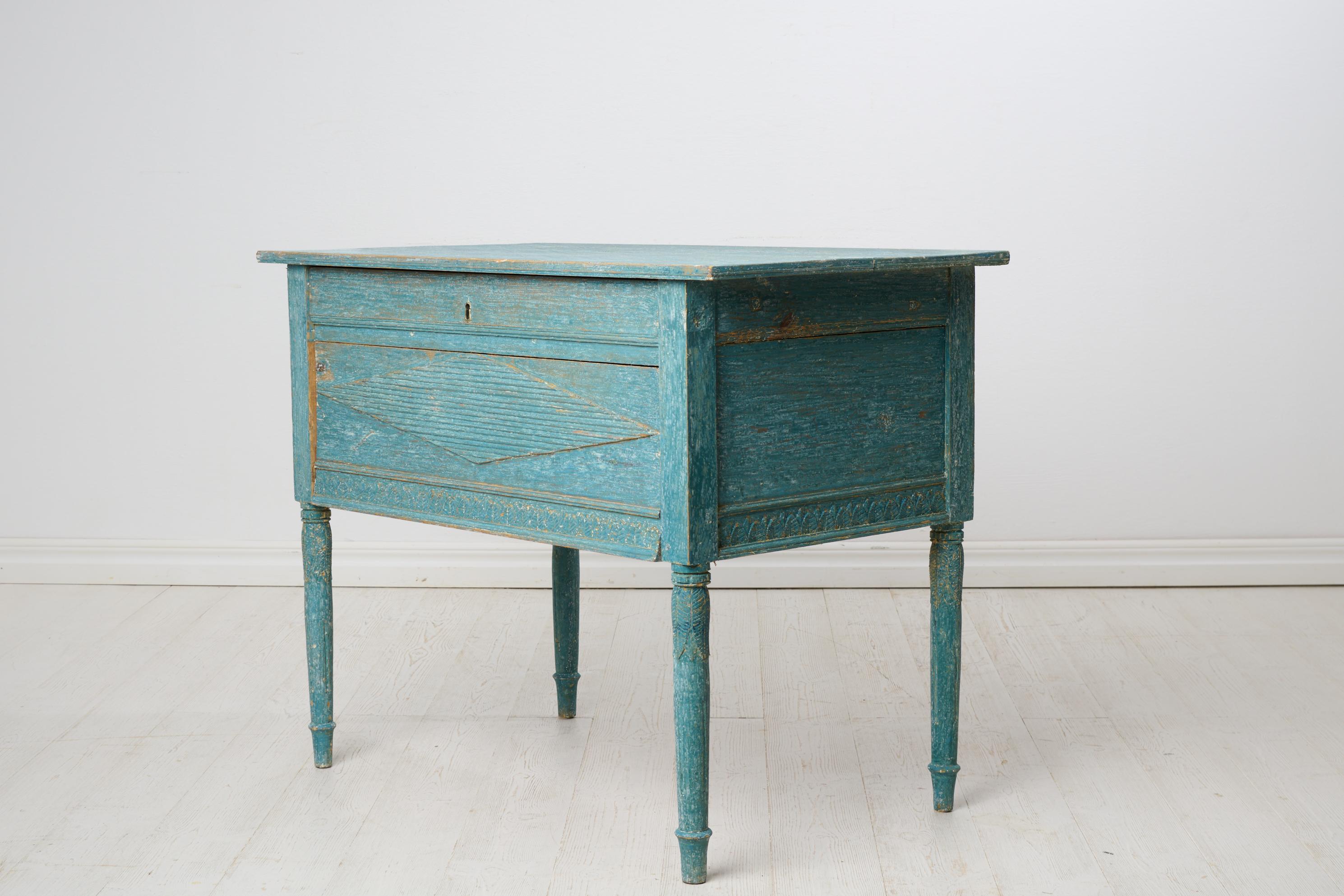 Suédois Table de campagne suédoise ancienne avec peinture bleue d'origine et décor sculpté à la main en vente