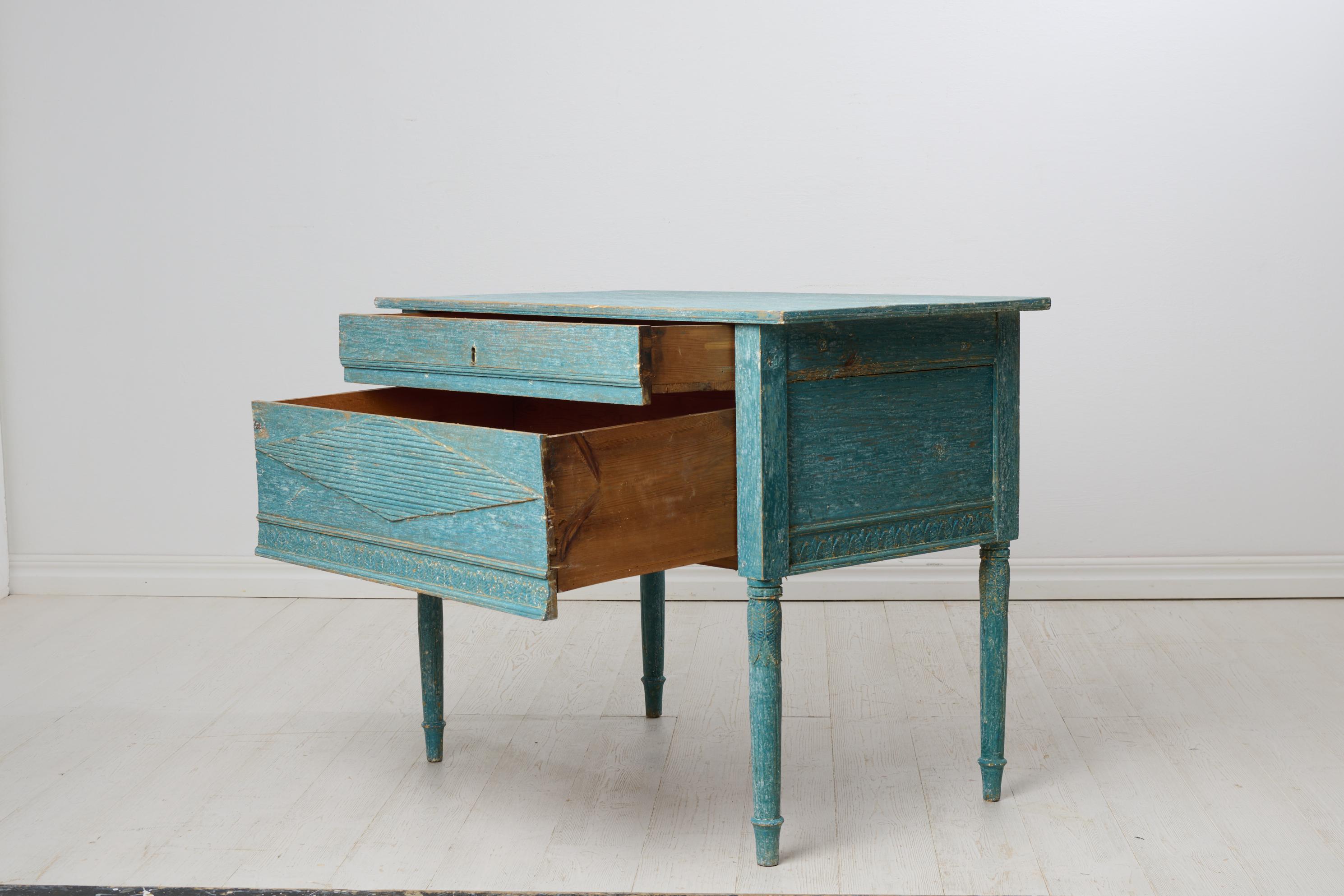 Fait main Table de campagne suédoise ancienne avec peinture bleue d'origine et décor sculpté à la main en vente