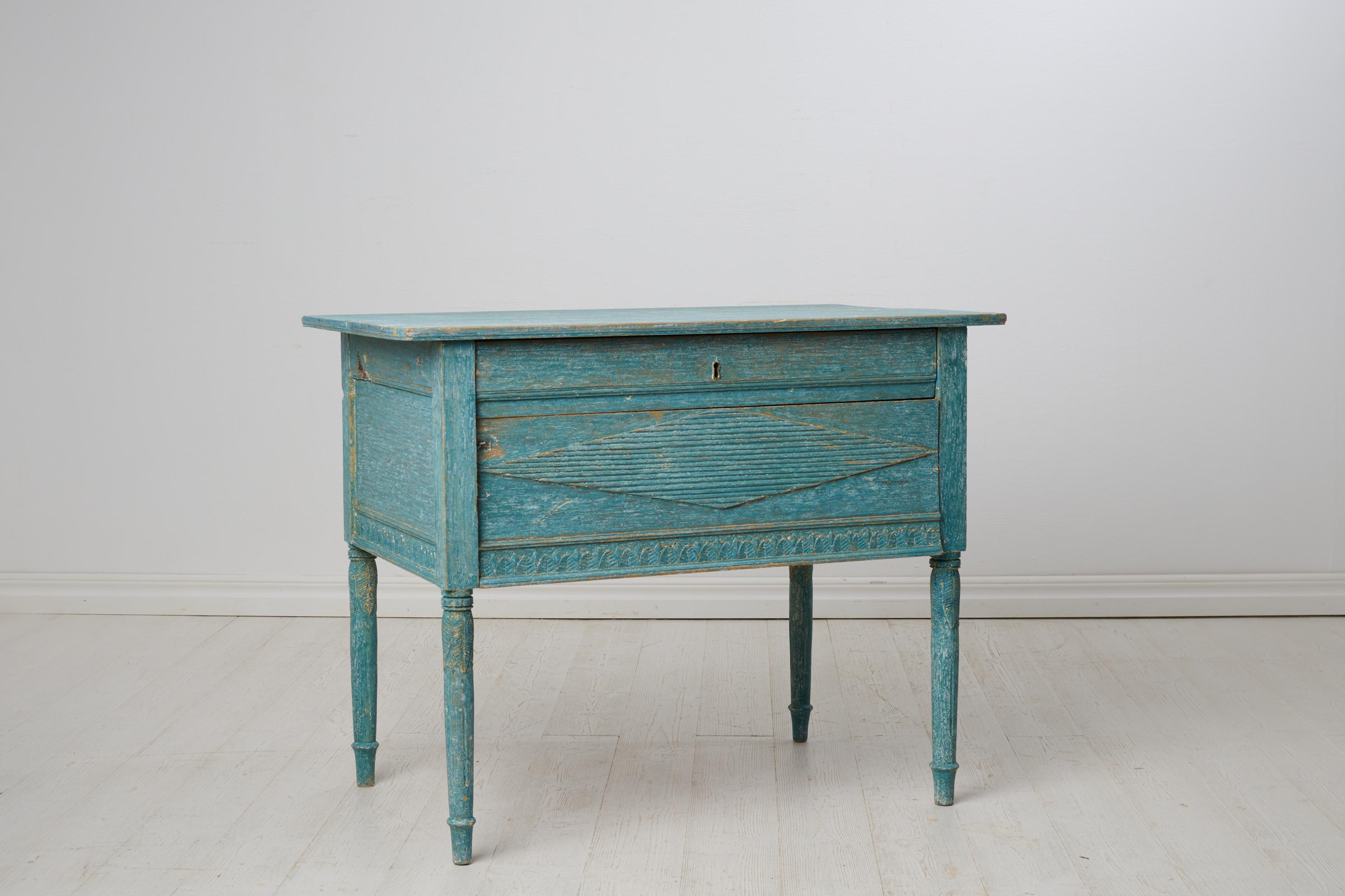 Table de campagne suédoise ancienne avec peinture bleue d'origine et décor sculpté à la main Bon état - En vente à Kramfors, SE