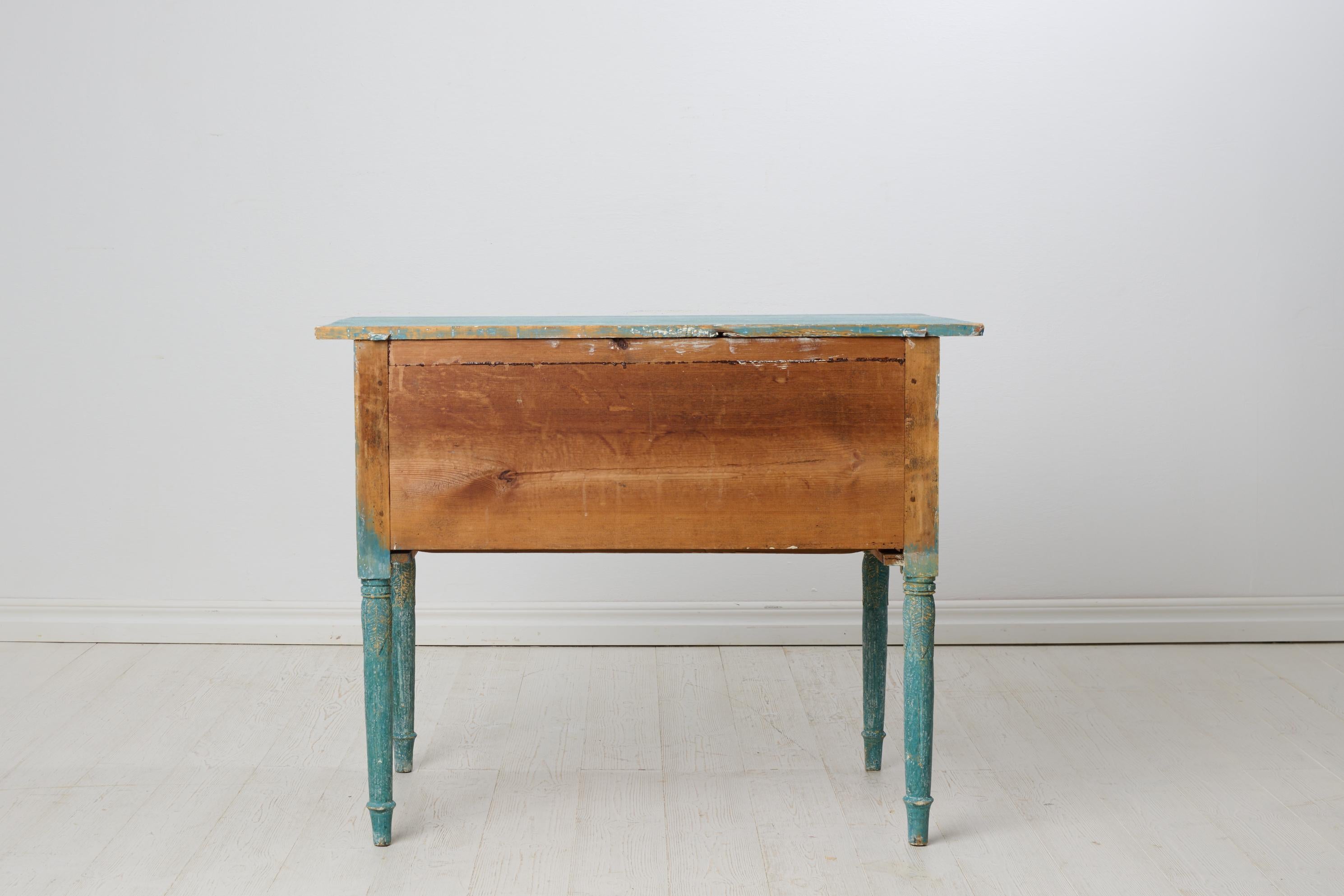 XIXe siècle Table de campagne suédoise ancienne avec peinture bleue d'origine et décor sculpté à la main en vente