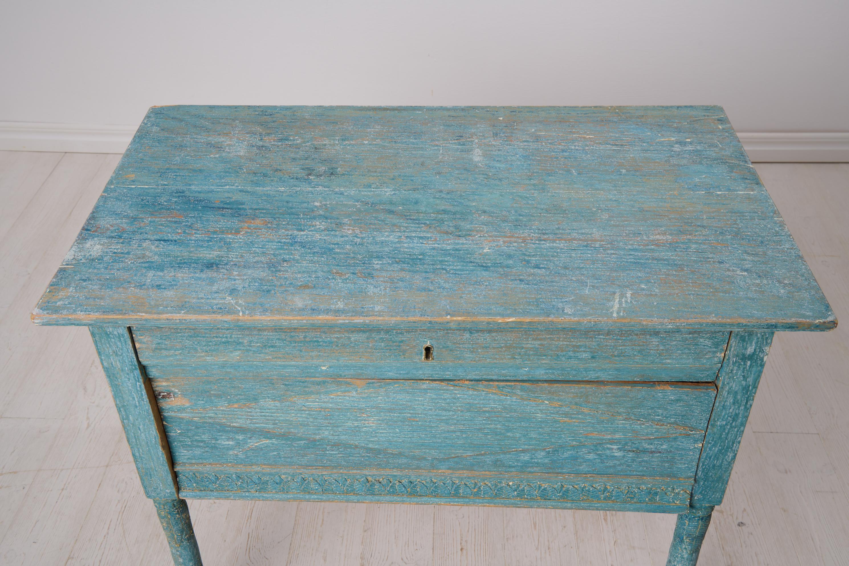 Pin Table de campagne suédoise ancienne avec peinture bleue d'origine et décor sculpté à la main en vente