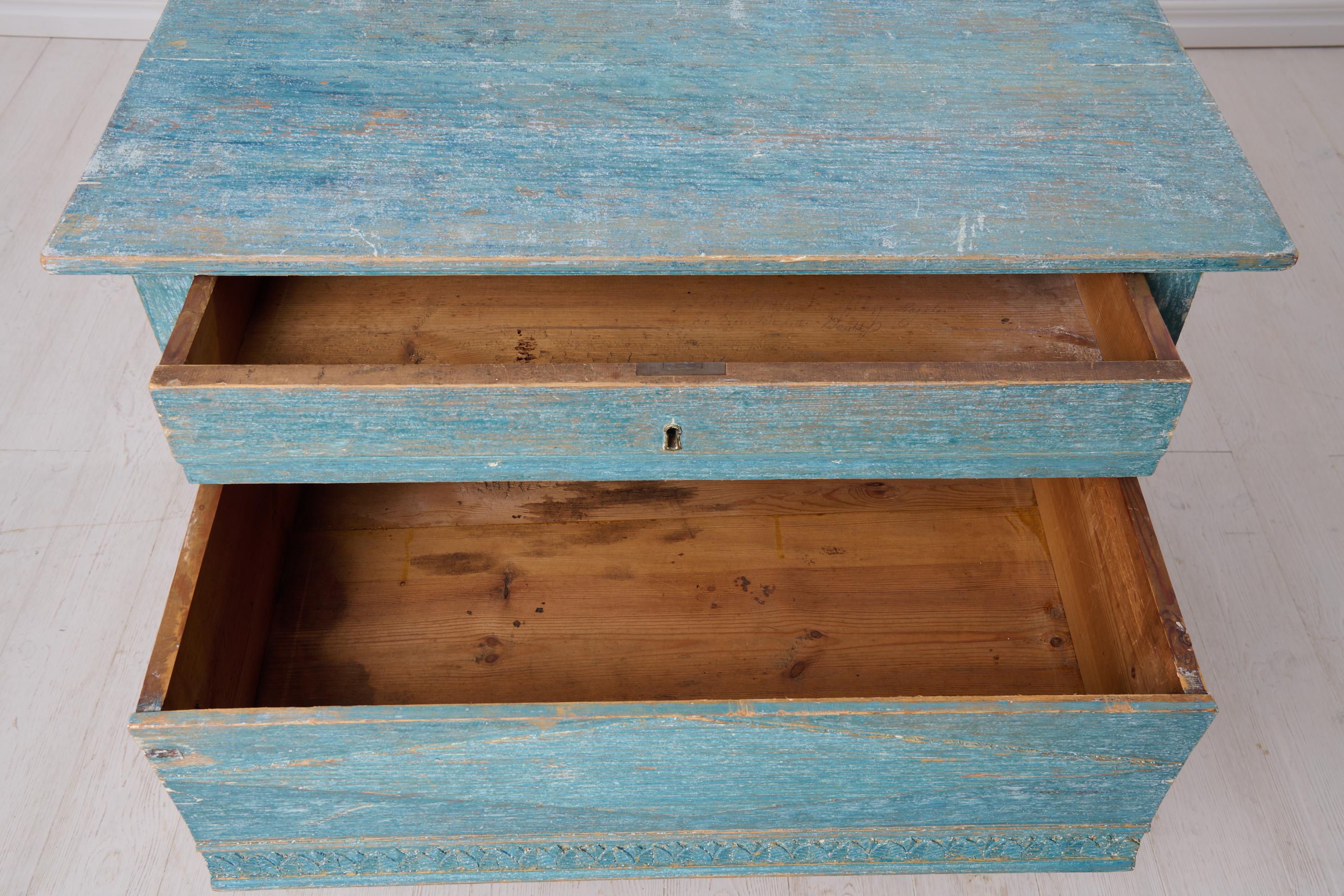 Table de campagne suédoise ancienne avec peinture bleue d'origine et décor sculpté à la main en vente 1