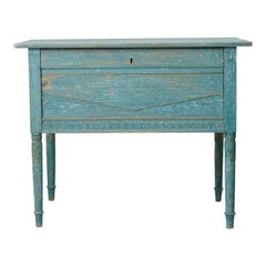 Antico tavolo svedese di campagna con vernice blu originale e decorazioni intagliate a mano