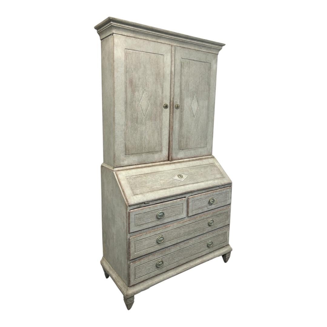 Antiker schwedischer Schrank in Grau und Antikweiß (Gustavianisch) im Angebot