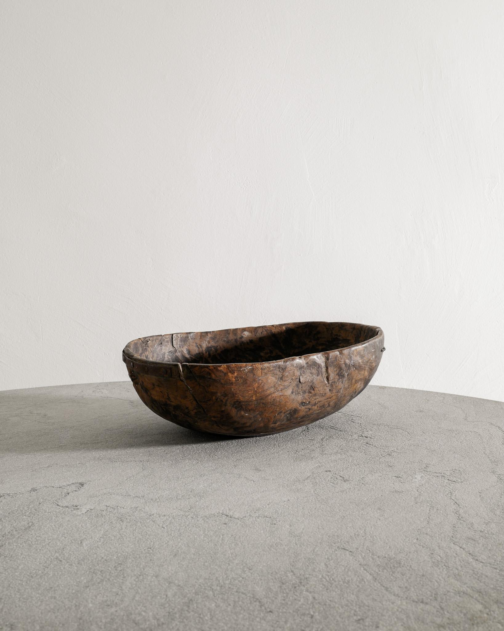 Rare bol décoratif suédois antique en bois de bouleau, brun foncé, produit en Suède en 1793. En bon état avec quelques réparations anciennes et authentiques. 

Dimensions : H : 13 cm / 5.1