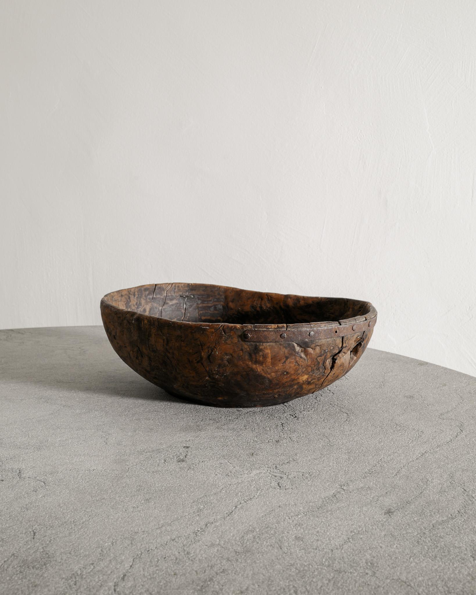 Scandinave moderne Ancienne coupe décorative suédoise Wabi Sabi en bois de bouleau marron foncé datée 1793 en vente