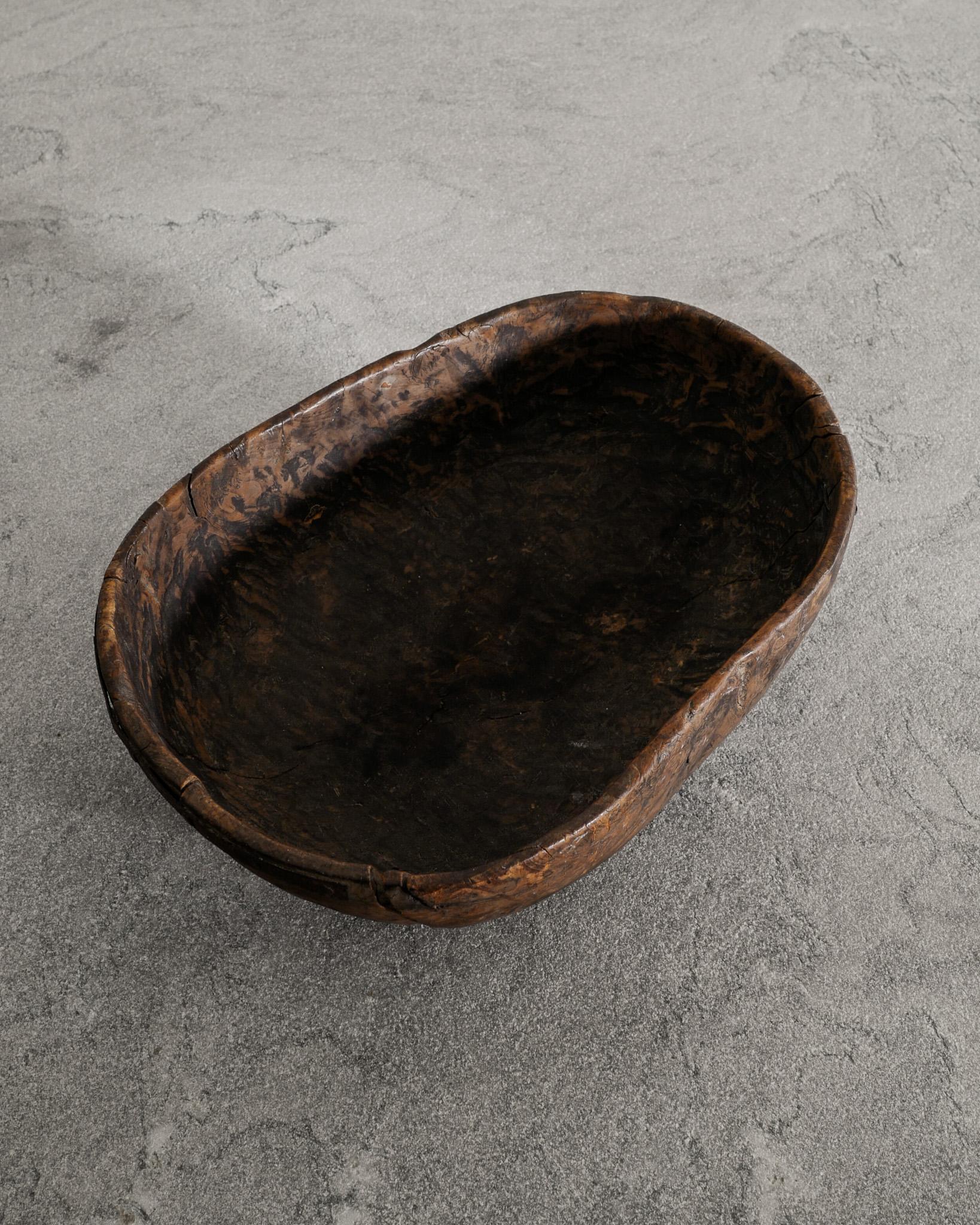 Suédois Ancienne coupe décorative suédoise Wabi Sabi en bois de bouleau marron foncé datée 1793 en vente