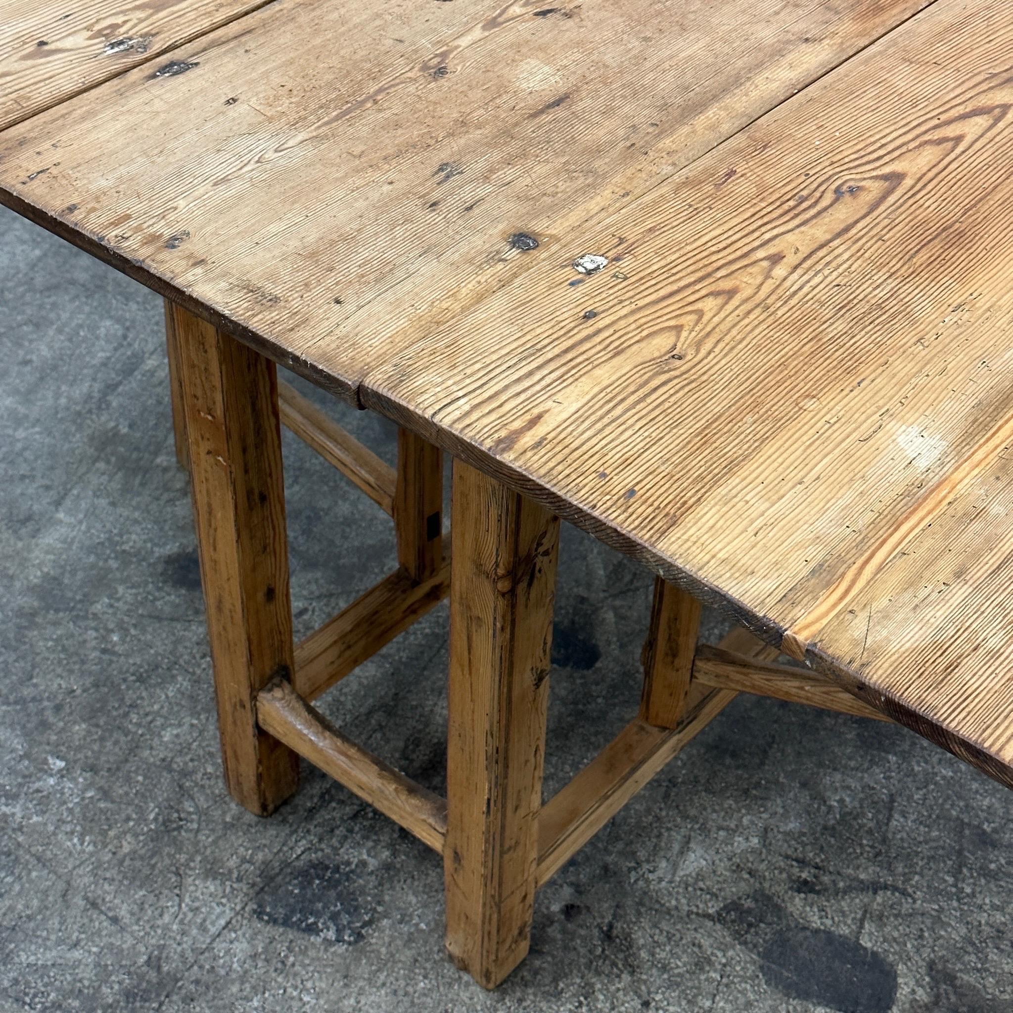 Antique Swedish Drop Leaf Dining Table In Fair Condition For Sale In Chicago, IL