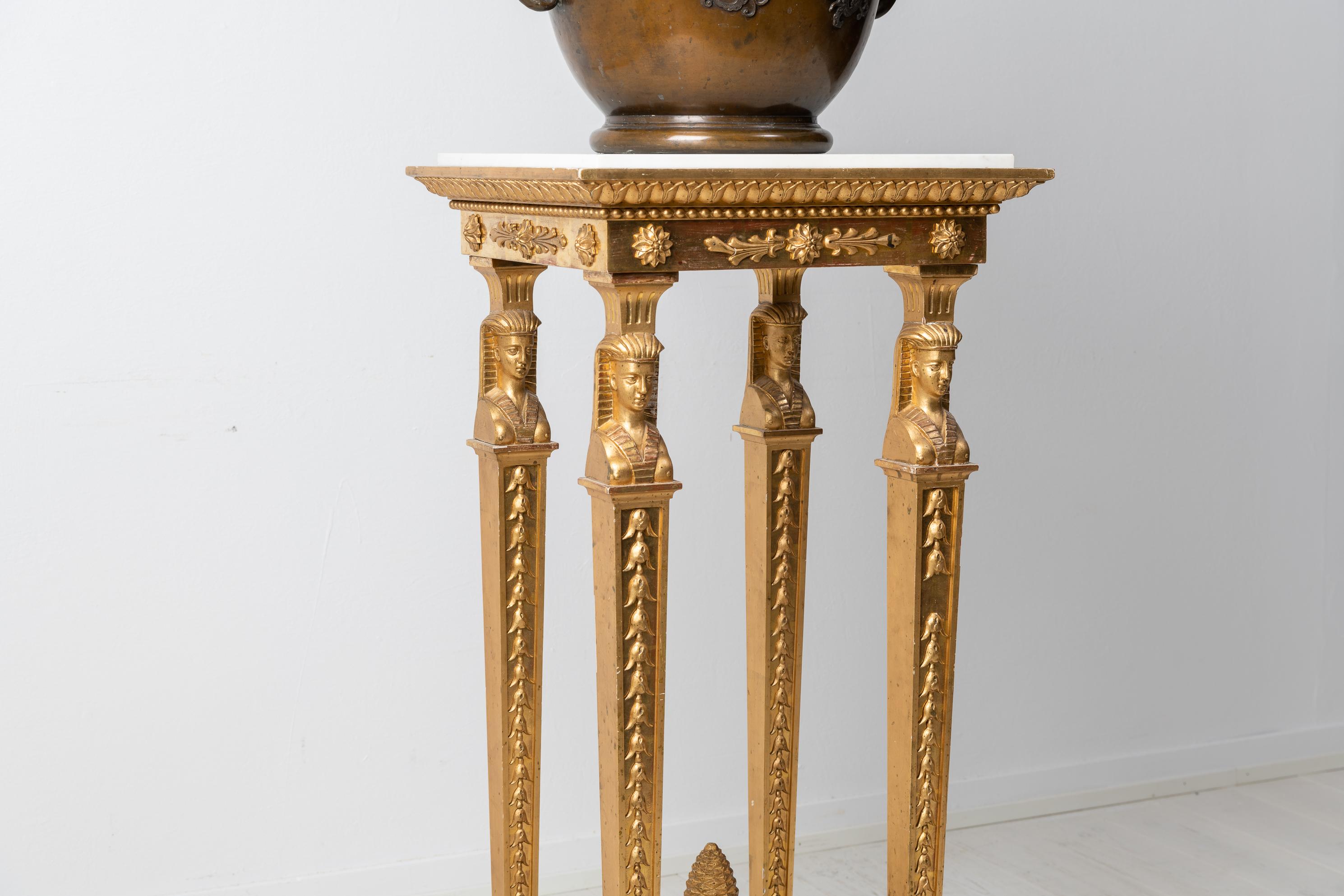 Piédestal ancien en marbre doré de style Empire suédois ou Geridong en vente 4