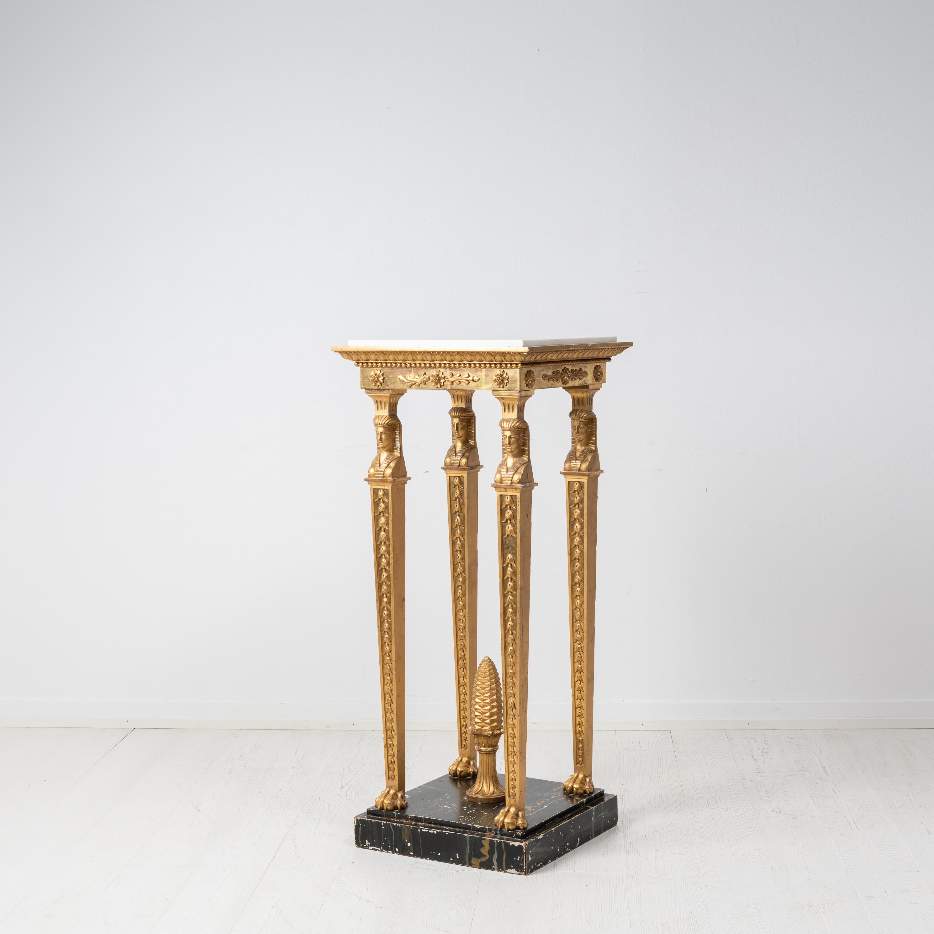 Piédestal ancien en marbre doré de style Empire suédois ou Geridong Bon état - En vente à Kramfors, SE