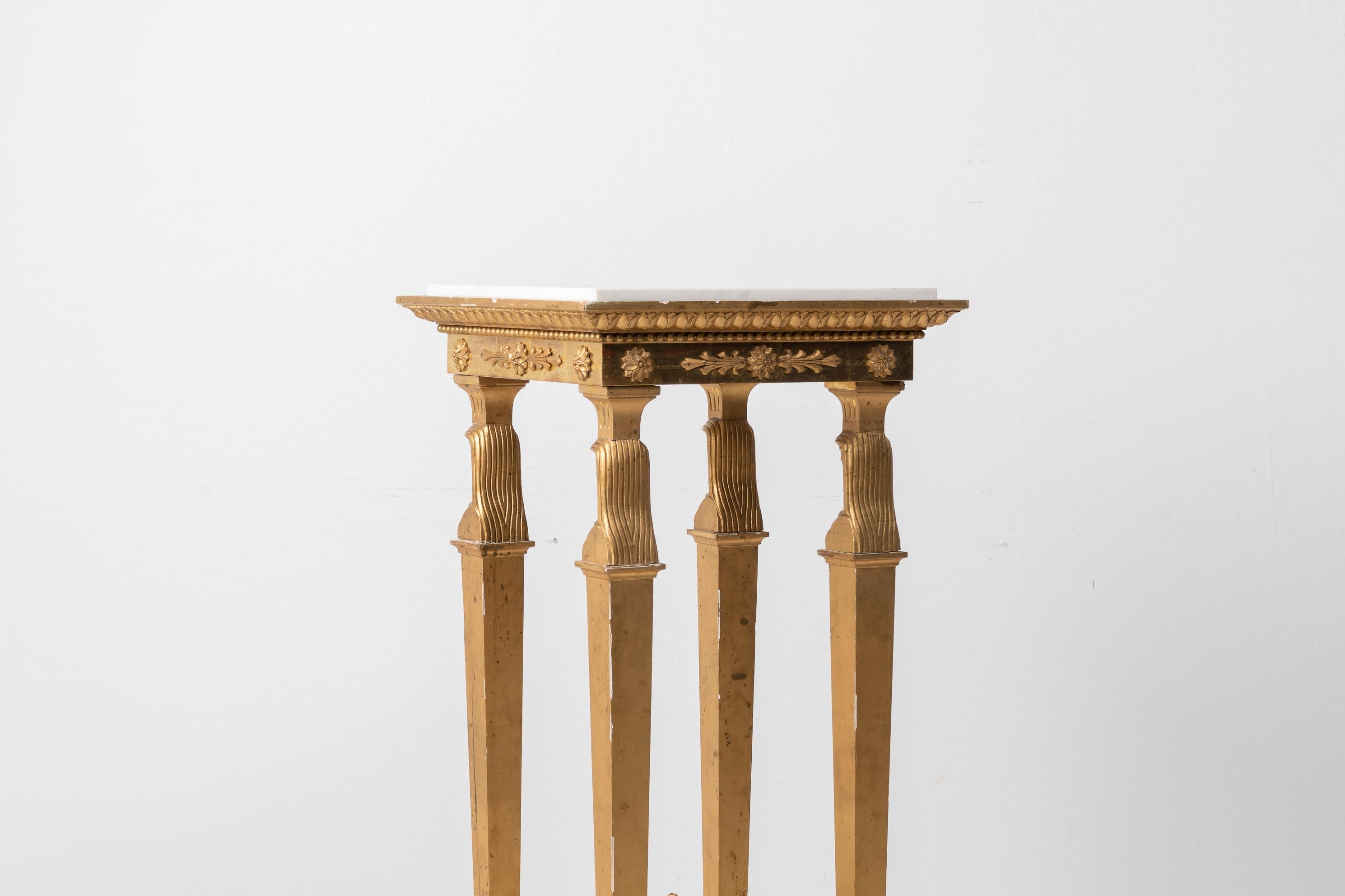 Piédestal ancien en marbre doré de style Empire suédois ou Geridong en vente 1