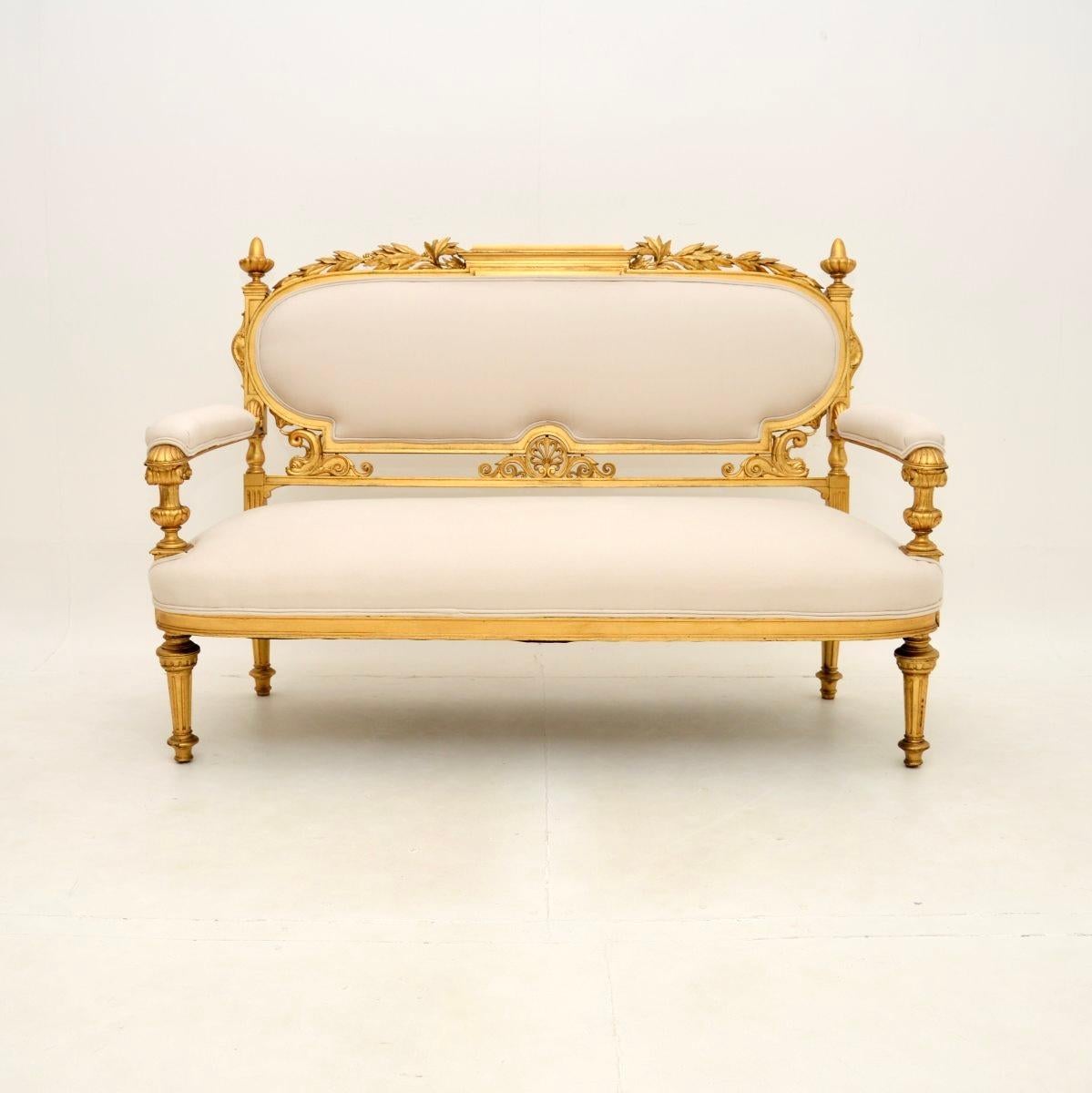 Un très beau canapé ancien en bois doré de style Empire suédois. Récemment importé de Suède, il date de la période 1880-1900.

La qualité est exceptionnelle, le cadre en bois doré a un design absolument stupéfiant et une belle patine. Les sculptures