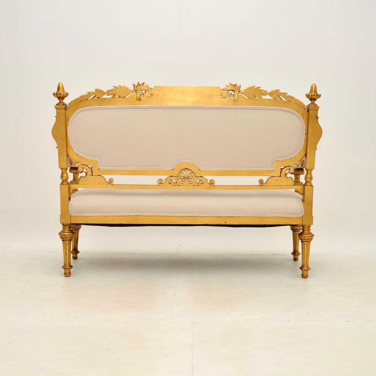 Tissu Canapé ancien en bois doré de style Empire suédois en vente