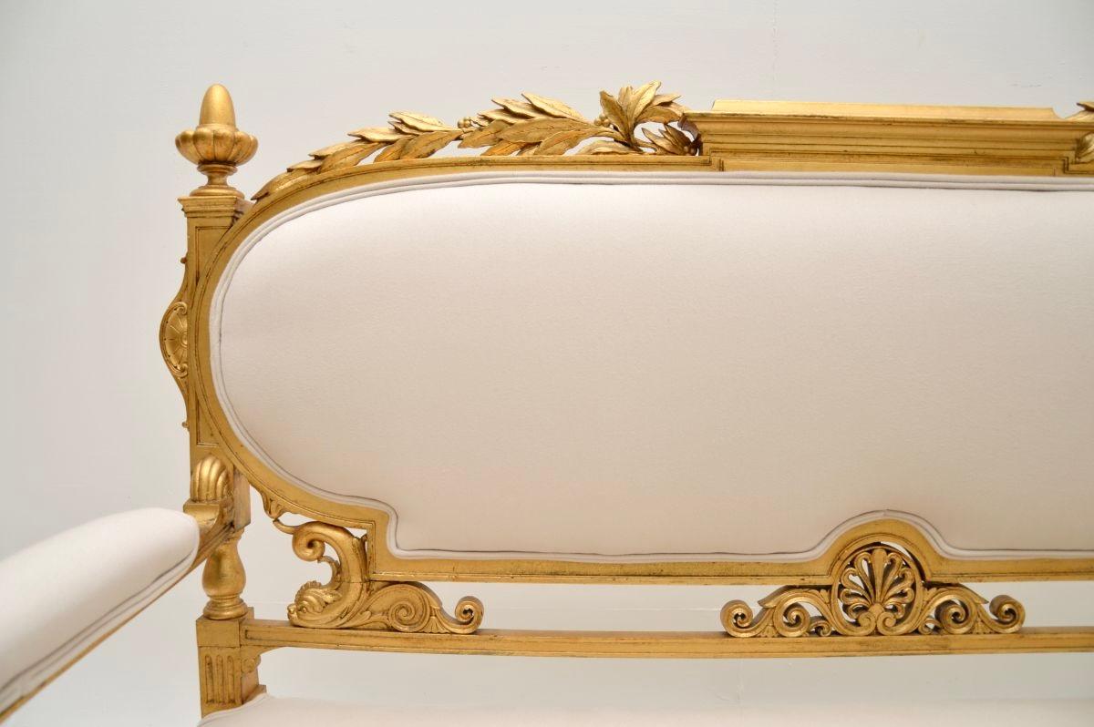 Canapé ancien en bois doré de style Empire suédois en vente 1