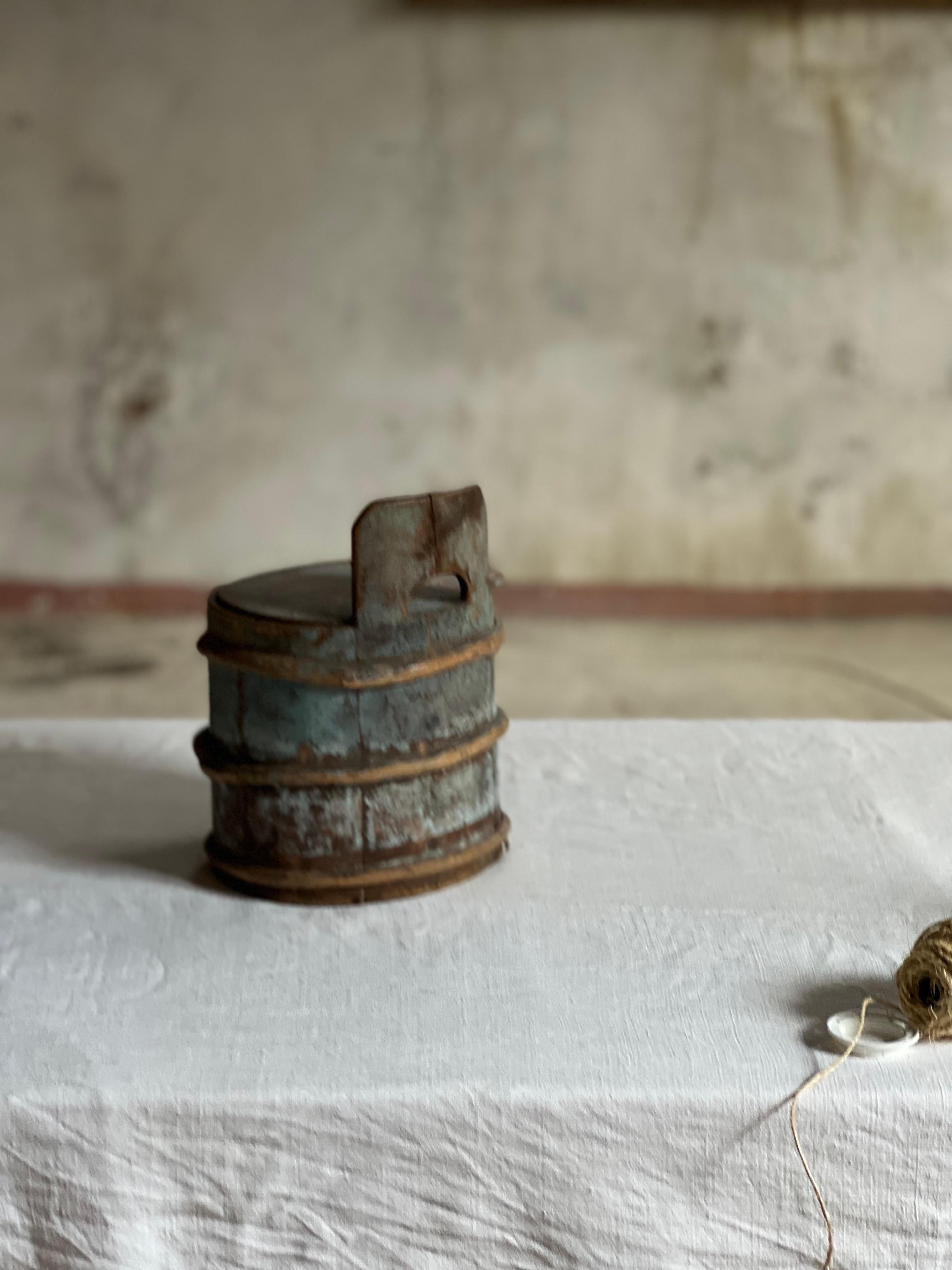 Caja de harina de madera antigua sueca de pino y abedul. Todo hecho a mano, la tapa se ajusta perfectamente al barril. Madera curvada de gran calidad. Es una auténtica pieza de finales del siglo XVIII / principios del XIX. Bonito complemento en una
