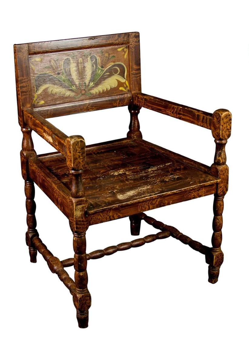Paire de chaises de sculpteur suédoises Kurbits Folk Art en faux bois peint à la main avec une excellente qualité de finition.  niveau de détail et motifs d'art populaire peints à la main par Kurbits, représentant des plumes et des tourbillons dans