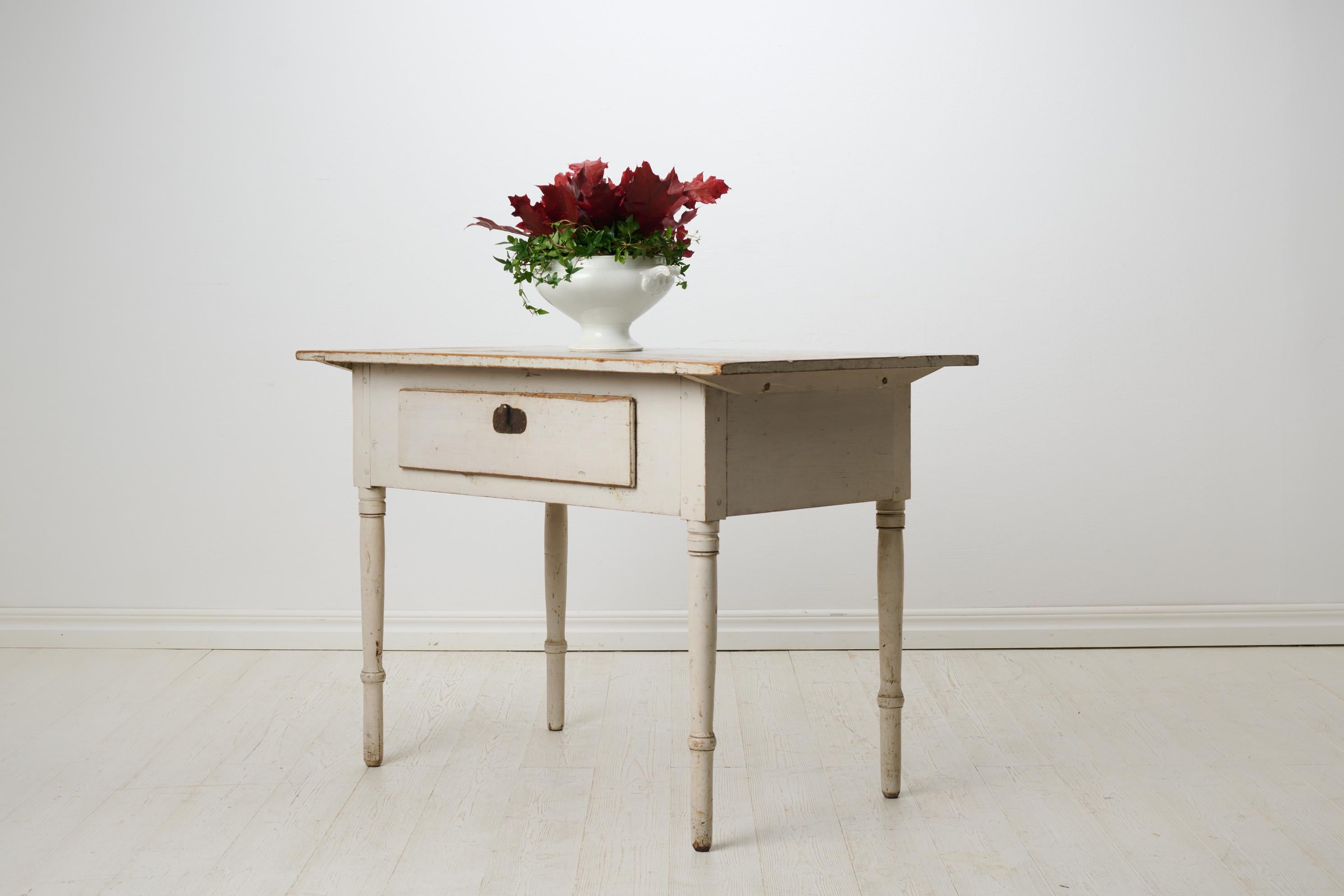 Svedese Antico tavolino da casa svedese folk art con cassetto in stile impero in vendita