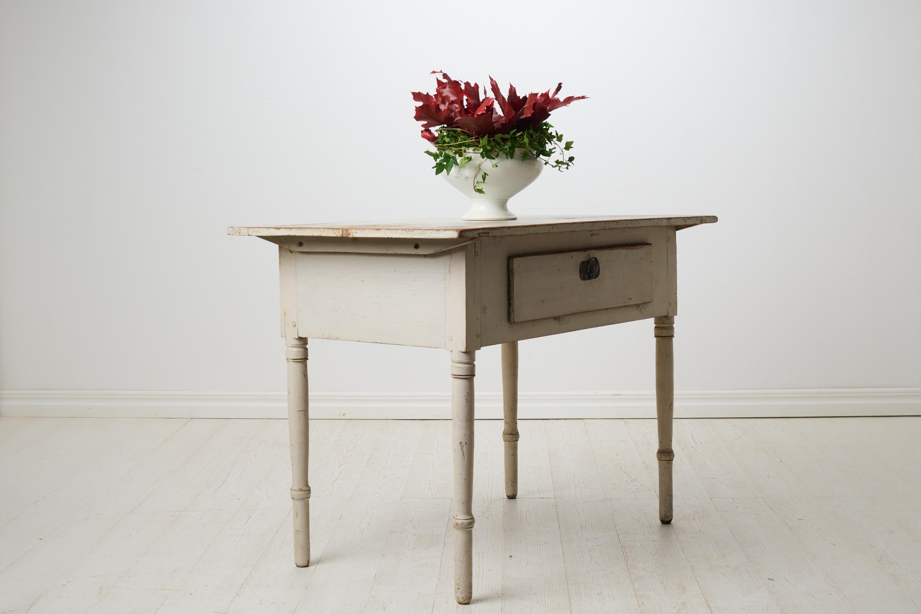 Fatto a mano Antico tavolino da casa svedese folk art con cassetto in stile impero in vendita
