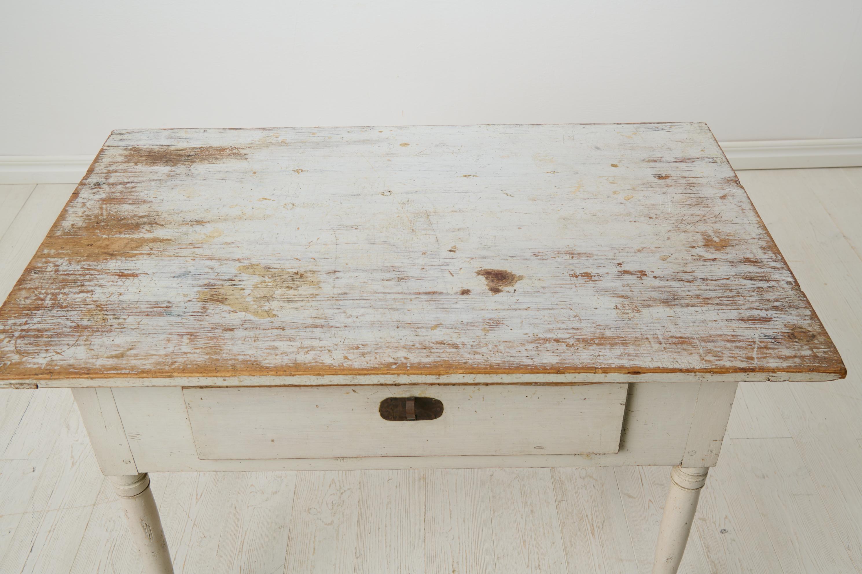 Pino Antico tavolino da casa svedese folk art con cassetto in stile impero in vendita