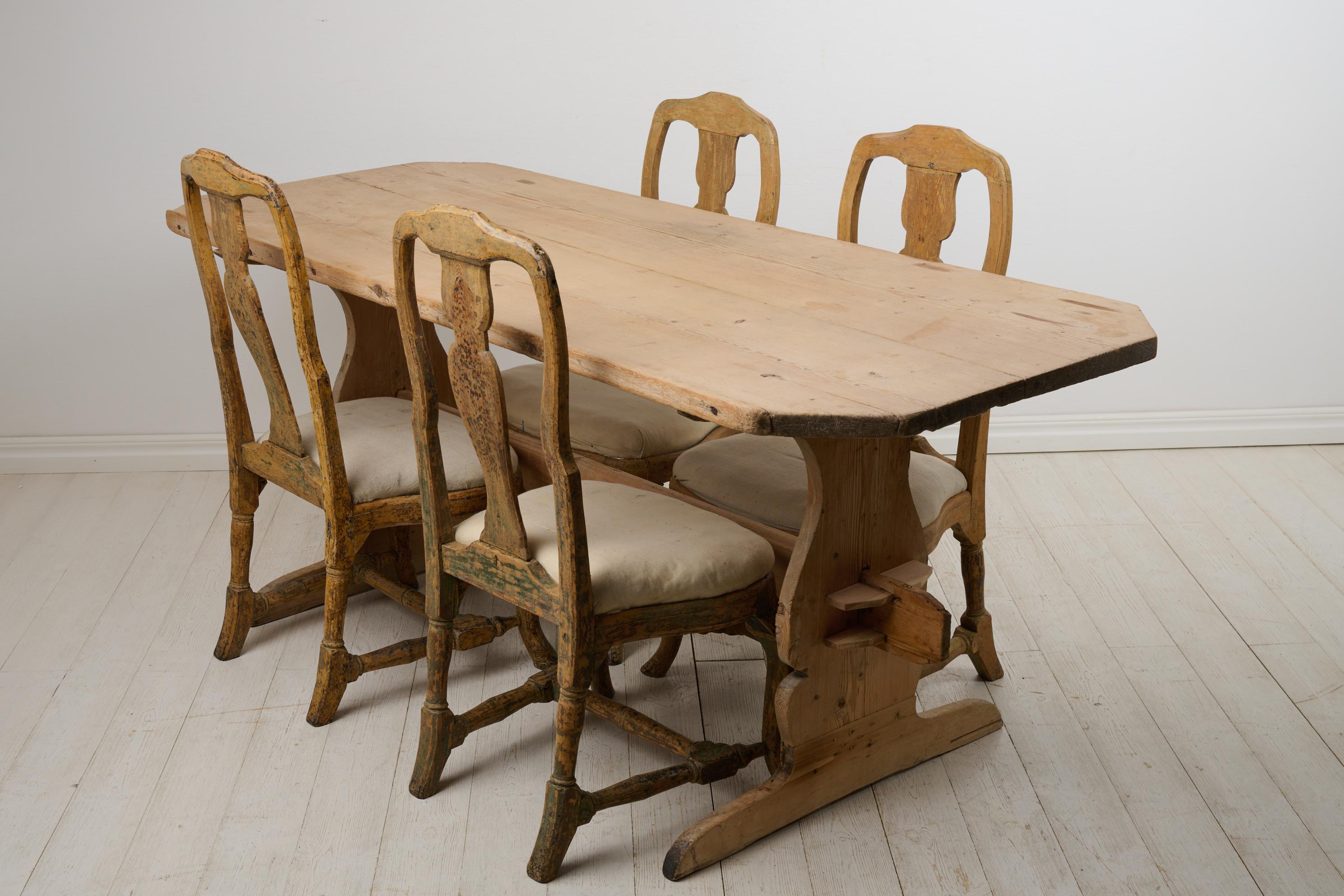 Antique Swedish Folk Art Dining Trestle Table Fit for 4-6 People in Solid Pine In Good Condition For Sale In Kramfors, SE