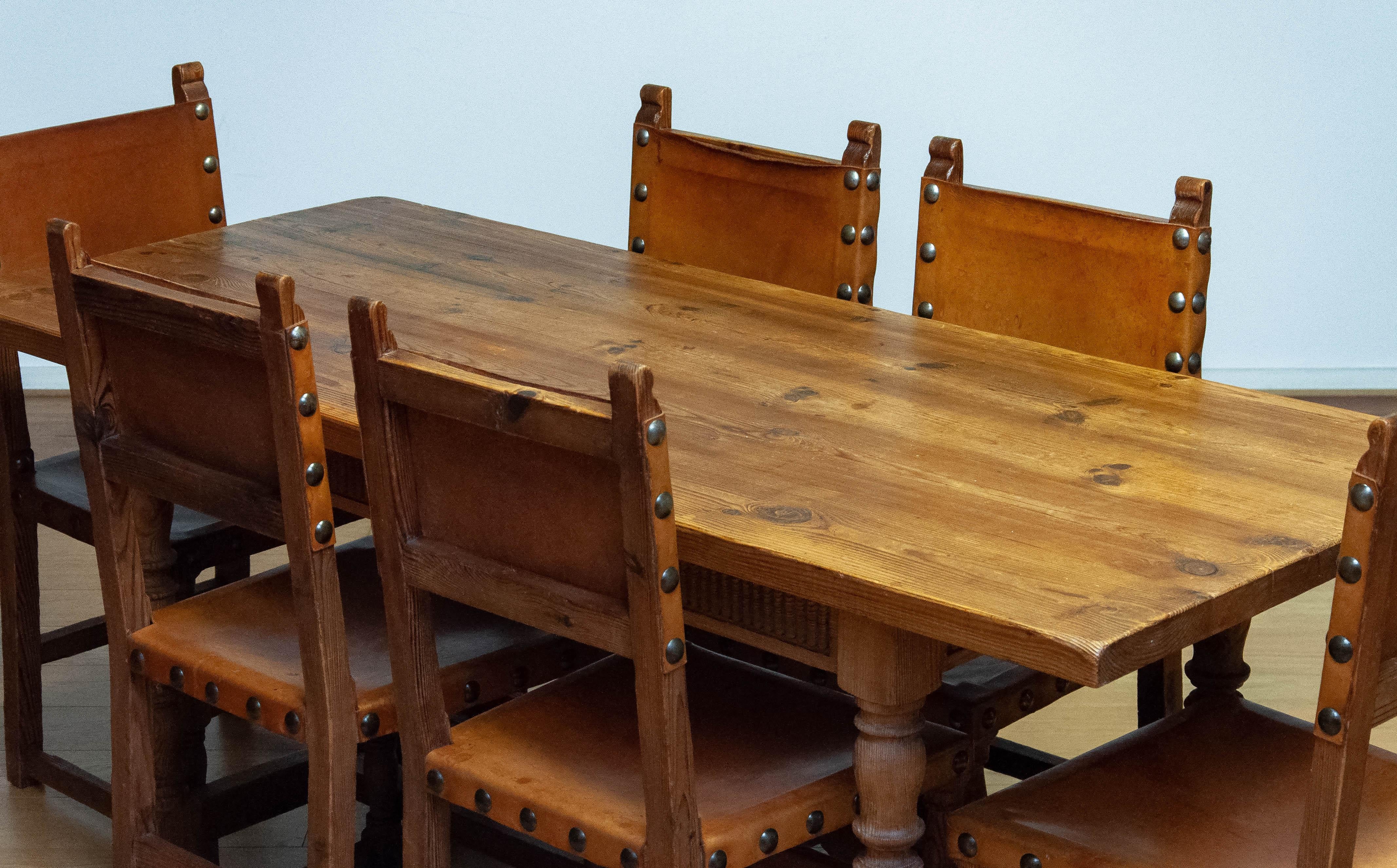 Antique Swedish Folk Art Farm County Dining Table In Pine. Six Chairs In Leather In Good Condition For Sale In Silvolde, Gelderland