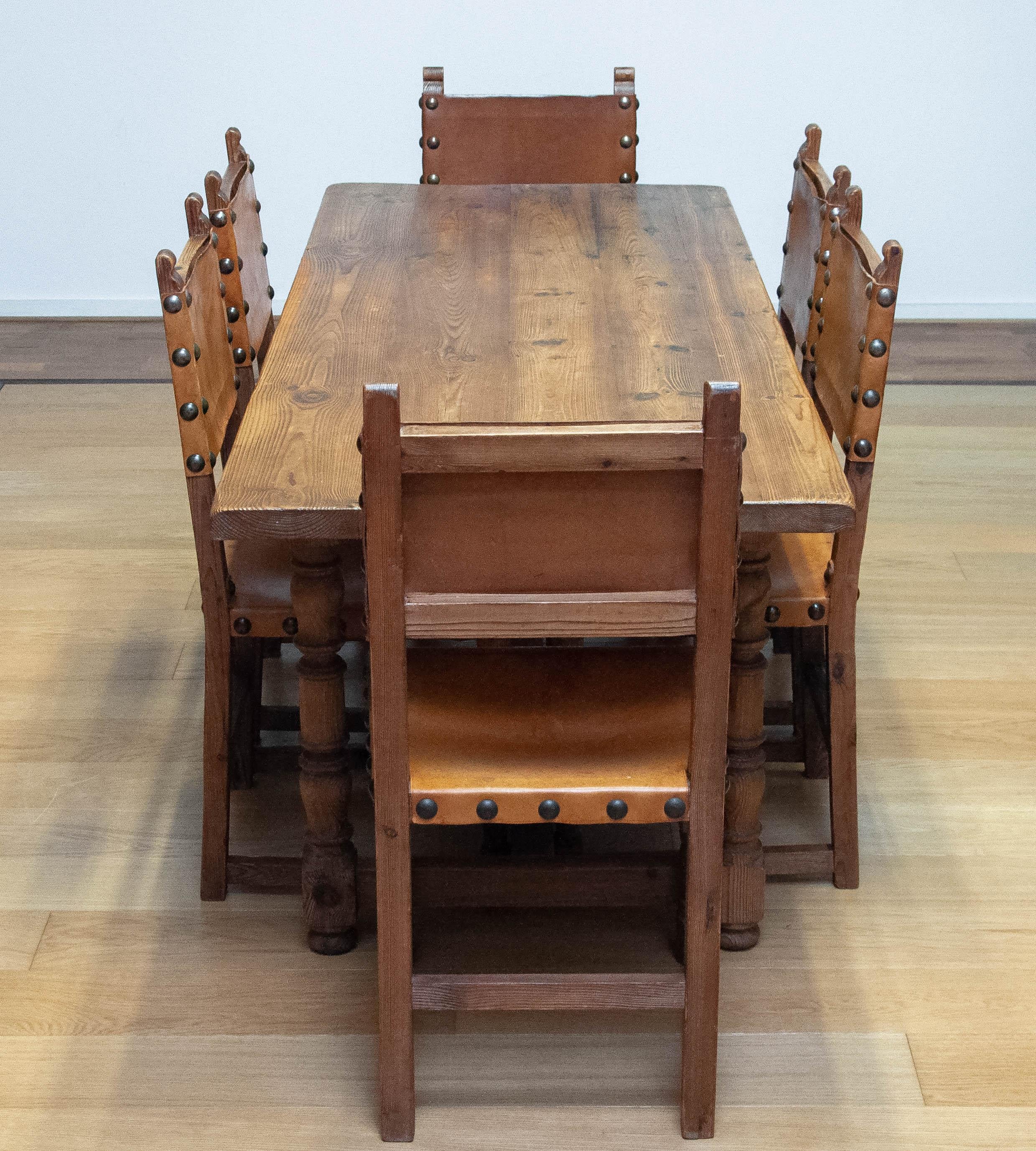 Antique Swedish Folk Art Farm County Dining Table In Pine. Six Chairs In Leather In Good Condition For Sale In Silvolde, Gelderland