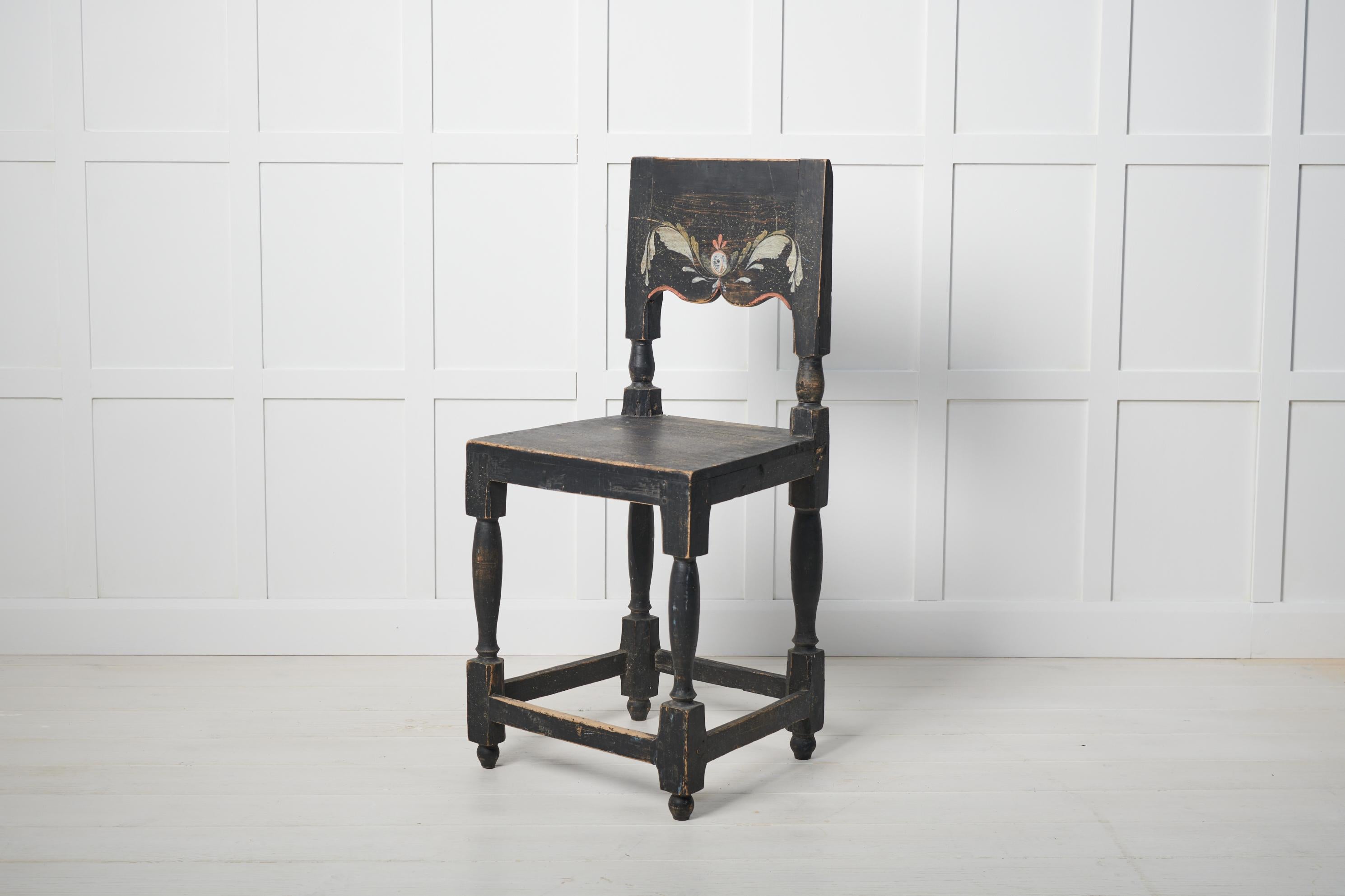Antiker Volkskunststuhl aus Schweden aus der Mitte des 19. Jahrhunderts. Der Stuhl ist ein klassischer Volkskunststuhl mit einem Modell, das seine Wurzeln in der Renaissancezeit hat. Hergestellt aus Kiefer mit der Originalfarbe, einschließlich des