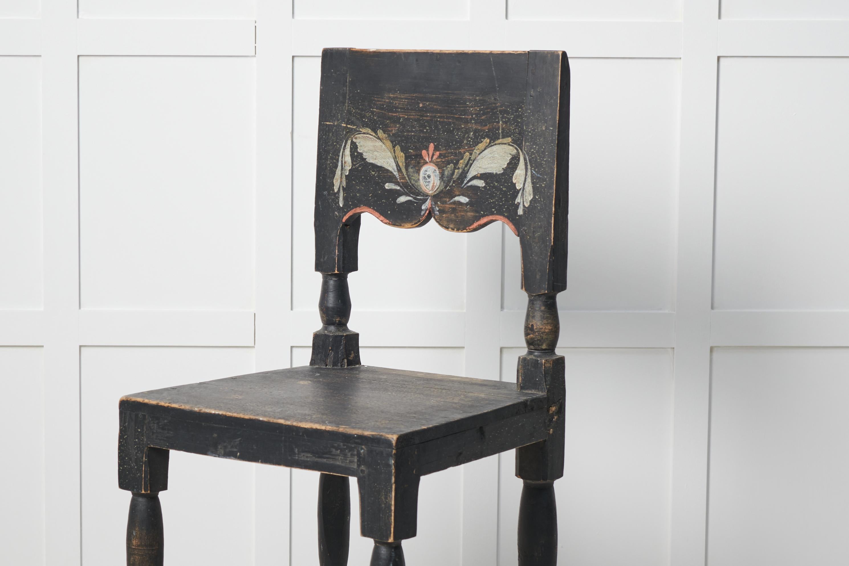 Antiker schwedischer Volkskunst-Stuhl in echtem Originalzustand  (Kiefernholz) im Angebot
