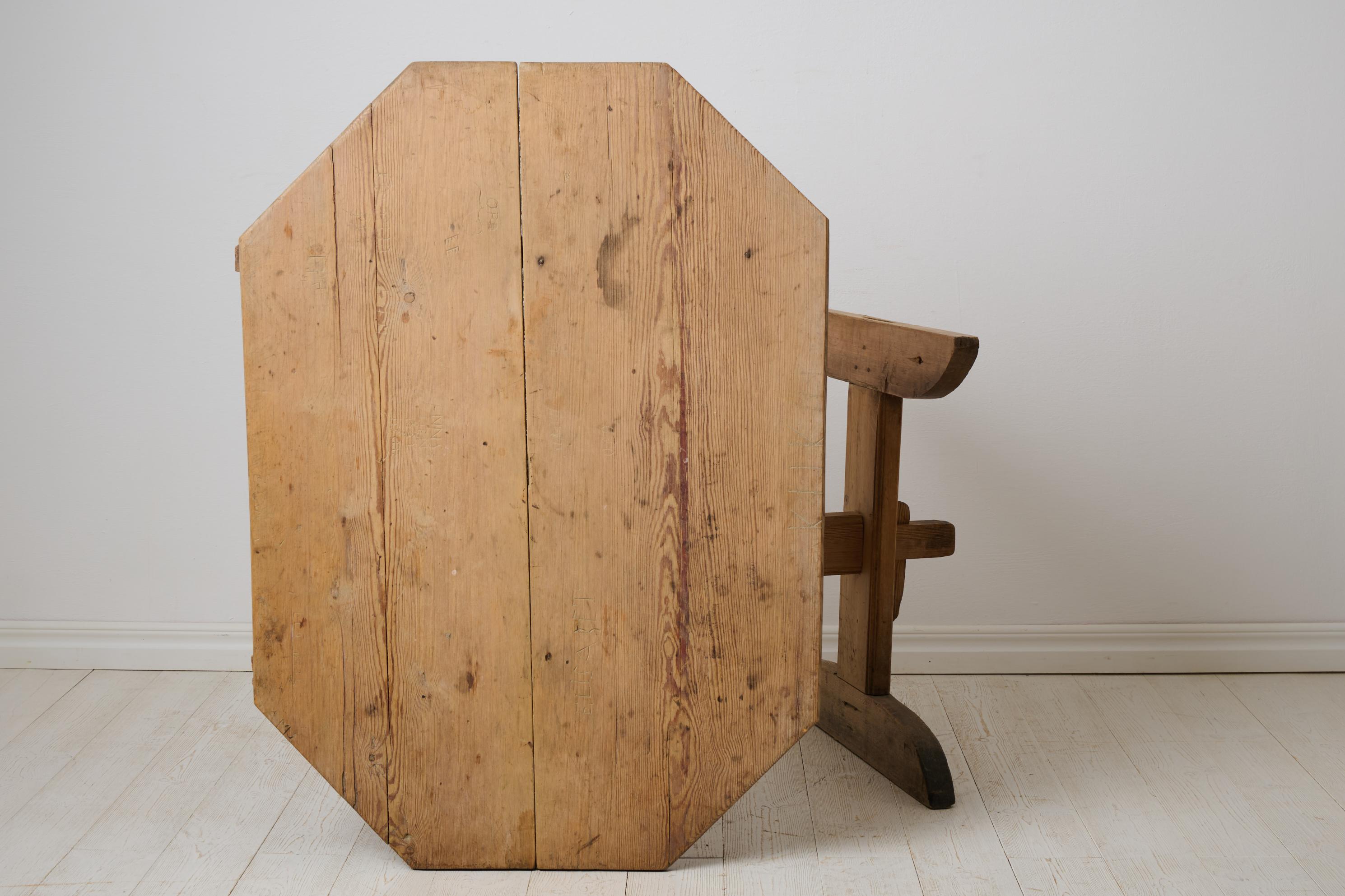 Table de salle à manger ou de travail suédoise ancienne et artisanale, table à tréteaux en pin en vente 2