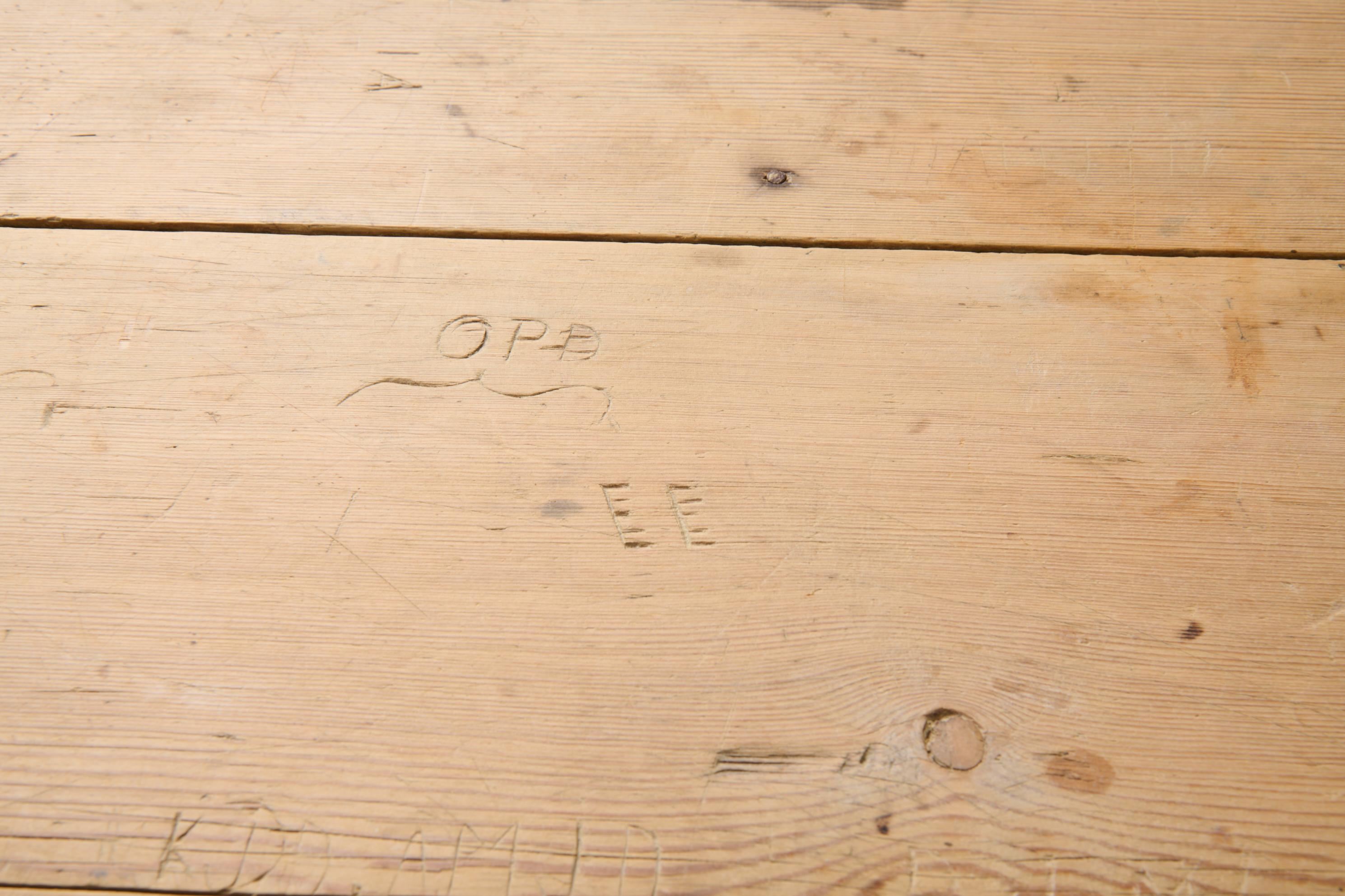 Table de salle à manger ou de travail suédoise ancienne et artisanale, table à tréteaux en pin en vente 6