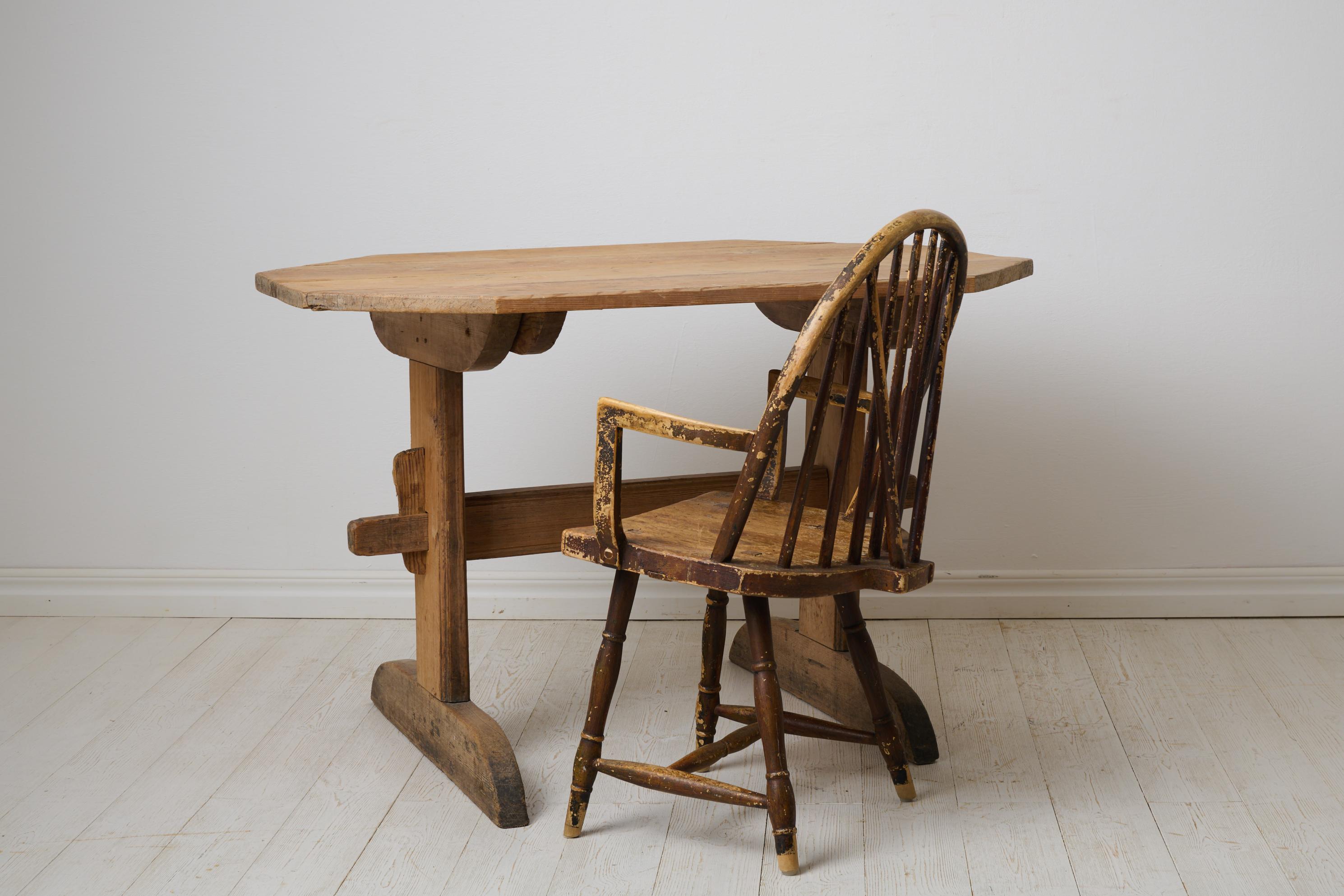 Table d'art populaire suédois du début des années 1800. Il s'agit d'une table dite à tréteaux, c'est-à-dire d'un type de table primitif dont le plateau n'est pas fixé sur un piétement. Fabriqué à la main en pin massif et jamais peint, ce qui