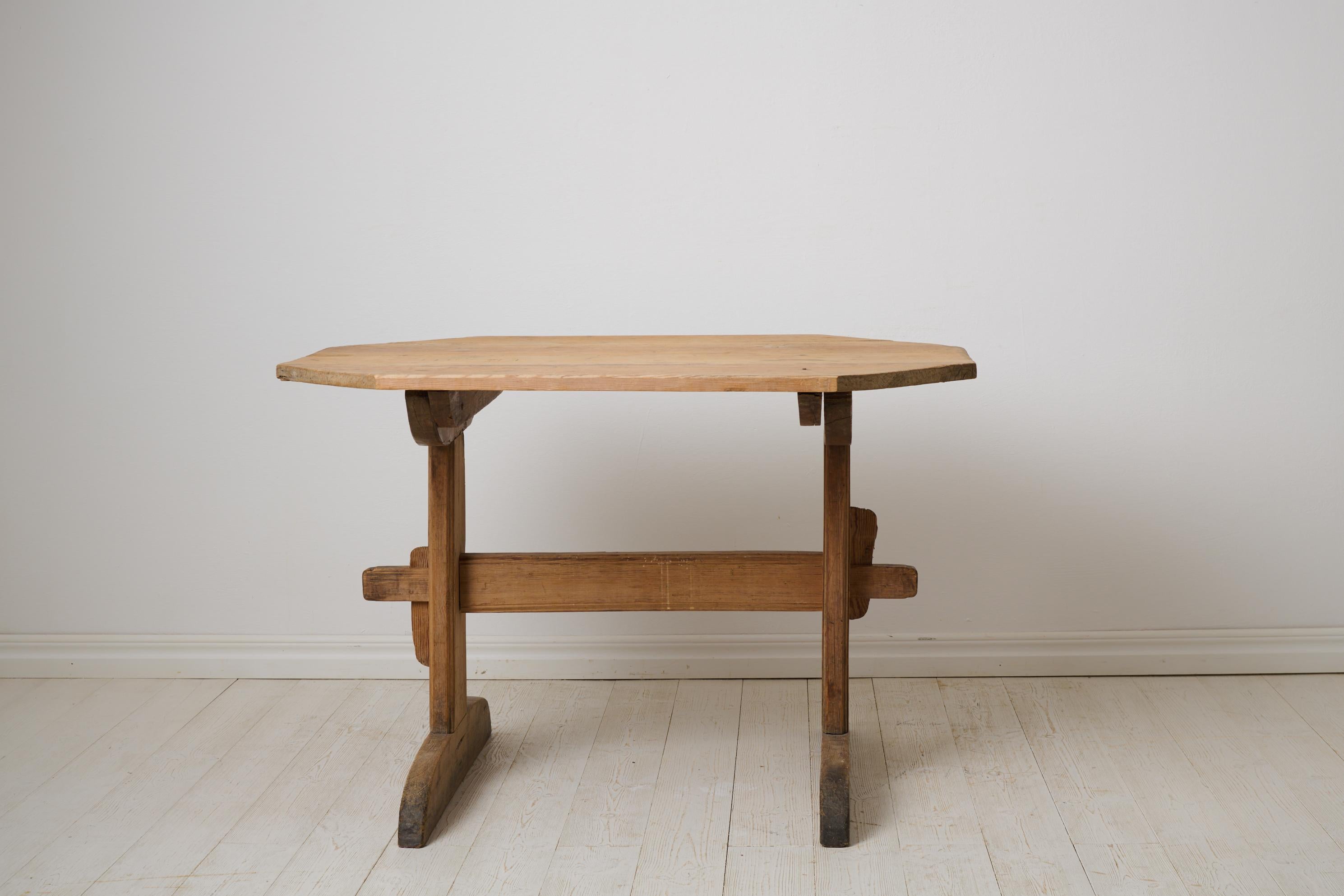 Suédois Table de salle à manger ou de travail suédoise ancienne et artisanale, table à tréteaux en pin en vente