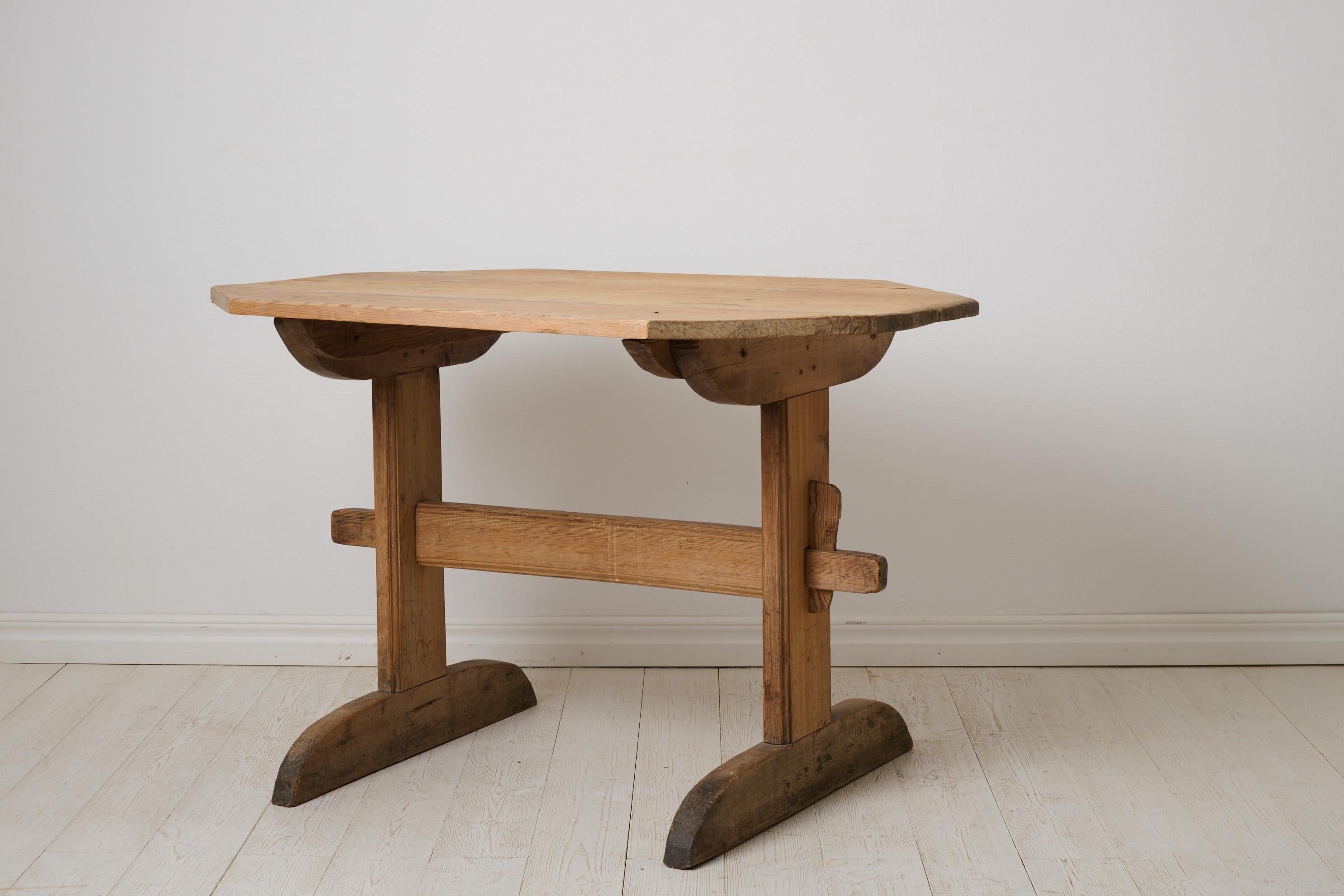 Fait main Table de salle à manger ou de travail suédoise ancienne et artisanale, table à tréteaux en pin en vente