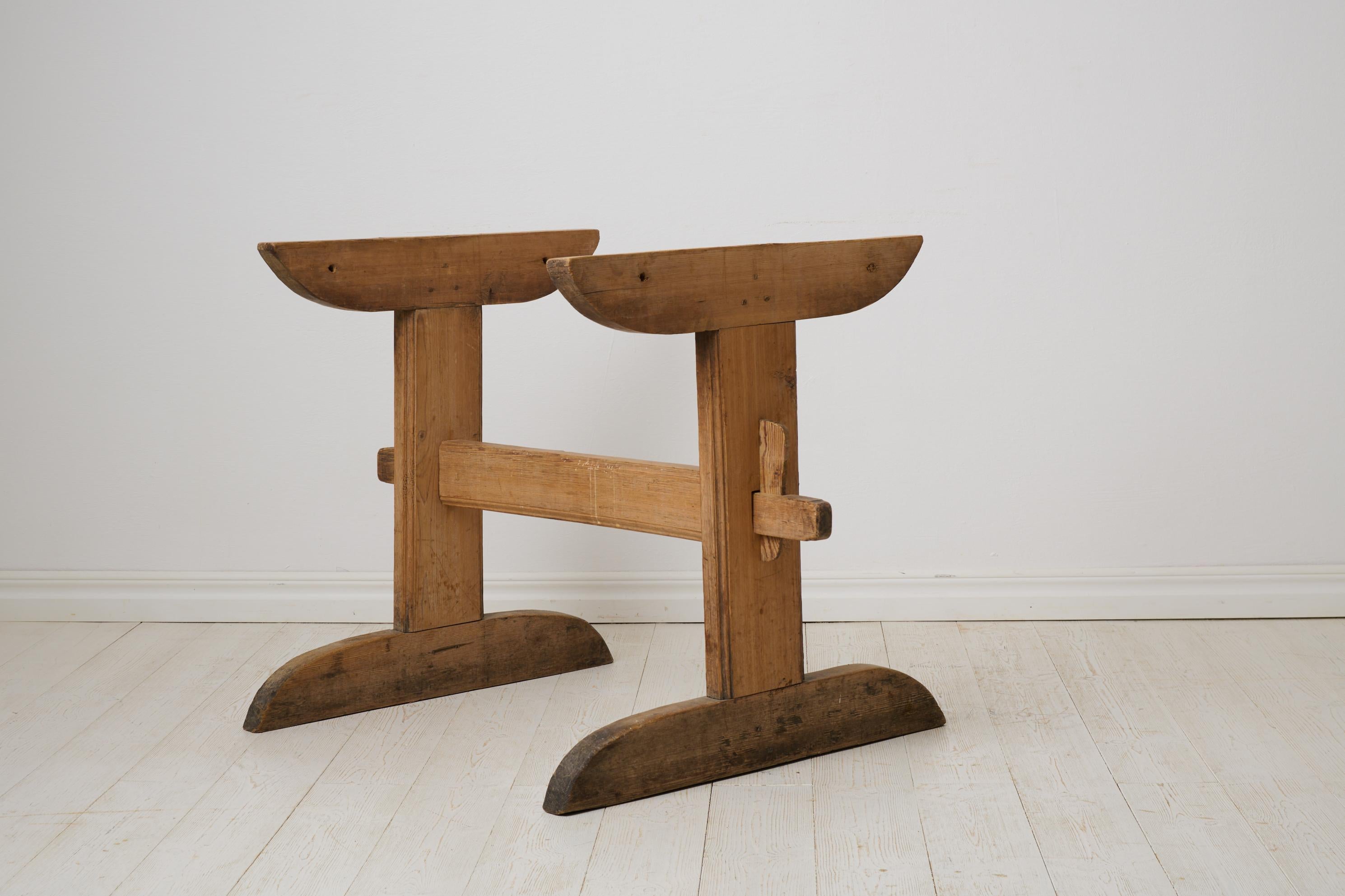 Table de salle à manger ou de travail suédoise ancienne et artisanale, table à tréteaux en pin Bon état - En vente à Kramfors, SE