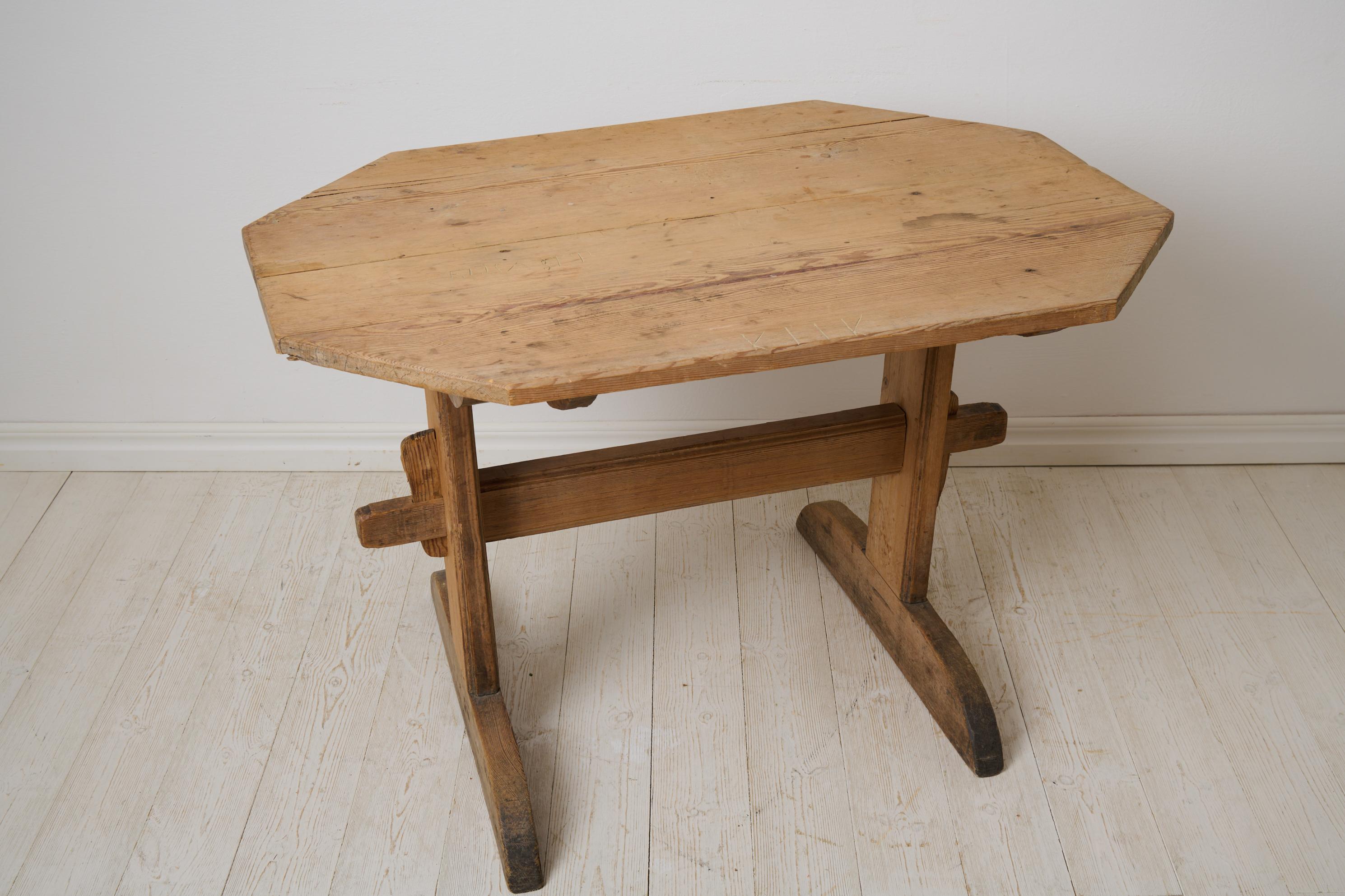 Pin Table de salle à manger ou de travail suédoise ancienne et artisanale, table à tréteaux en pin en vente