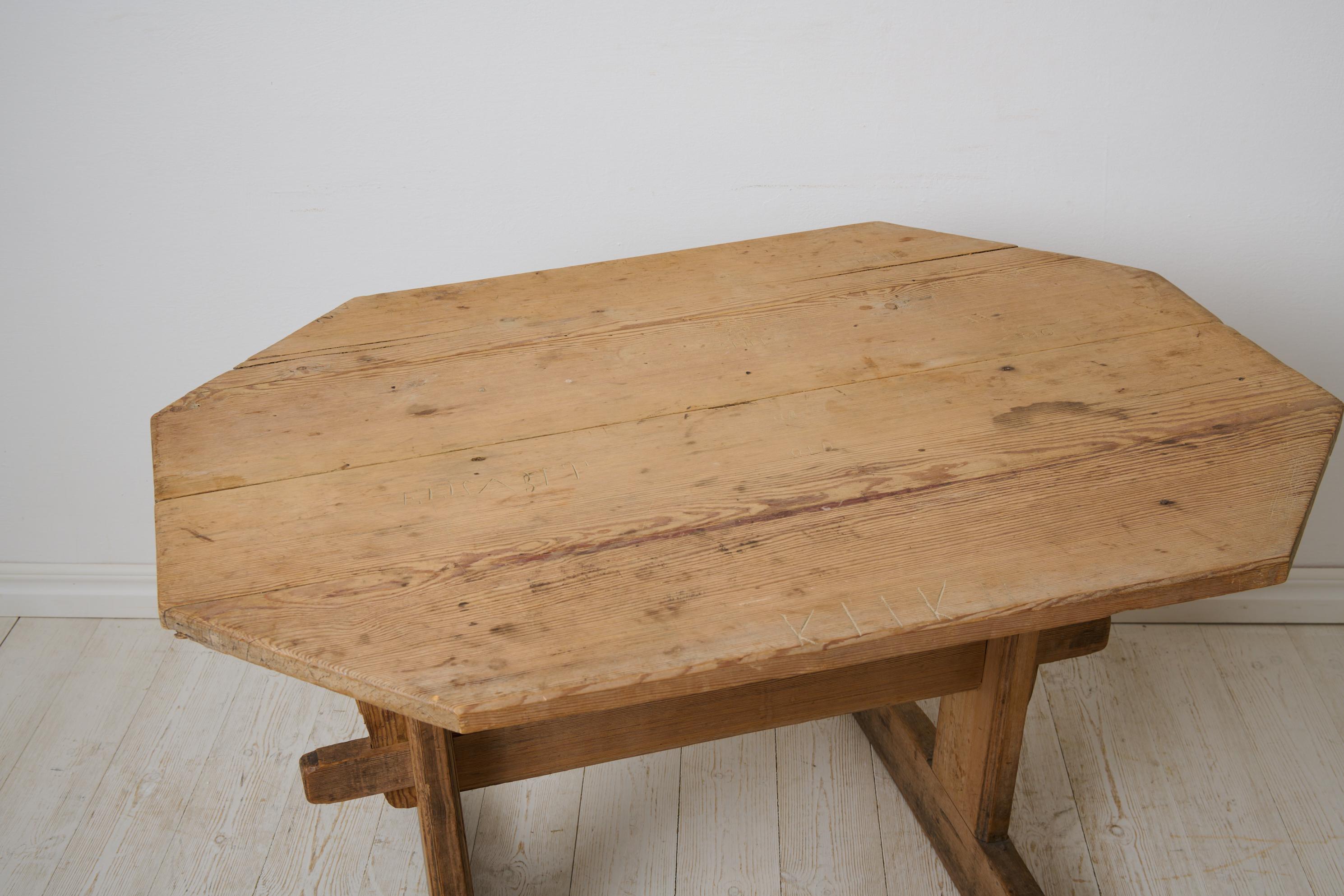 Table de salle à manger ou de travail suédoise ancienne et artisanale, table à tréteaux en pin en vente 1