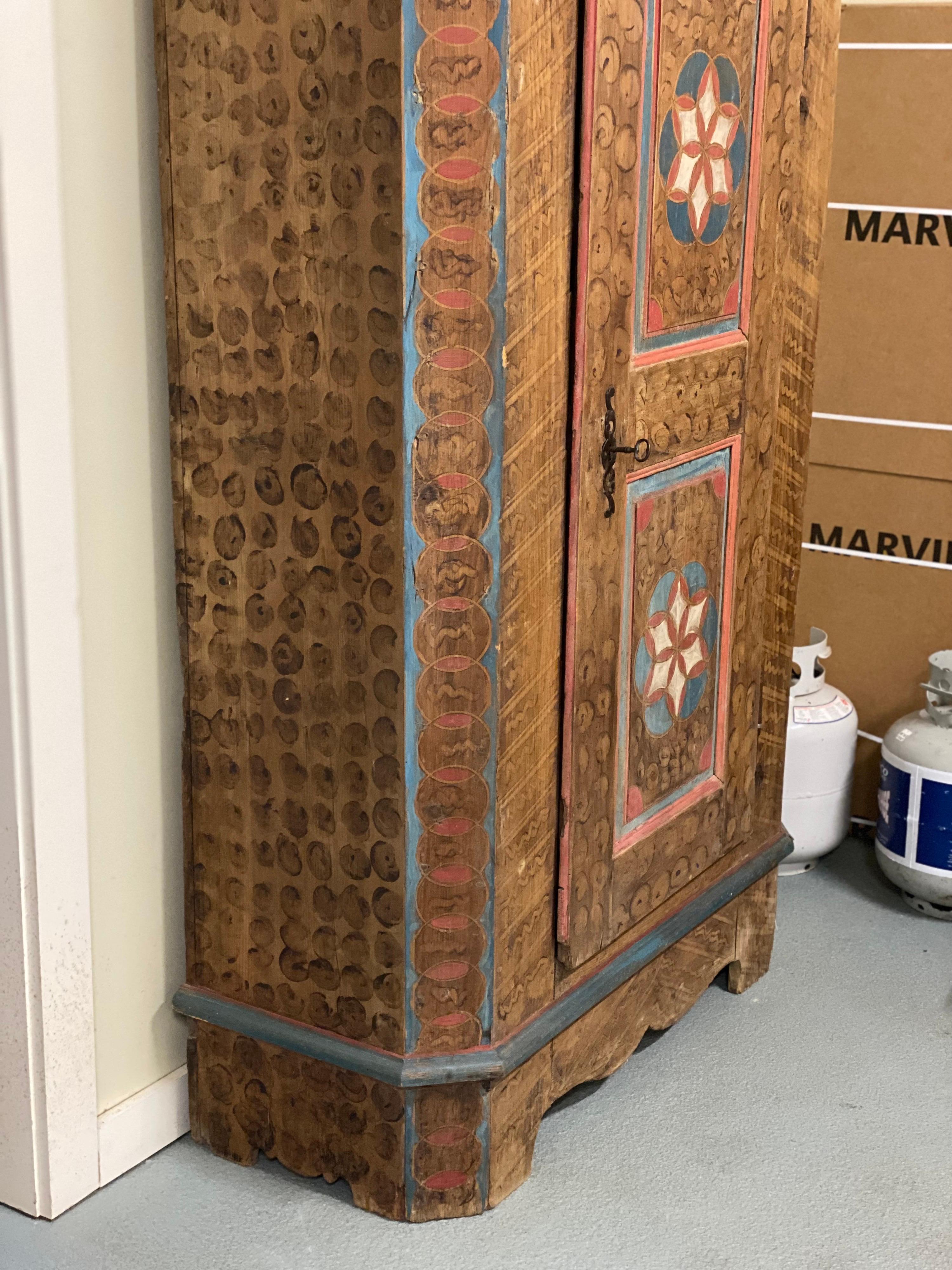 Meuble de rangement suédois ancien peint d'art populaire 6